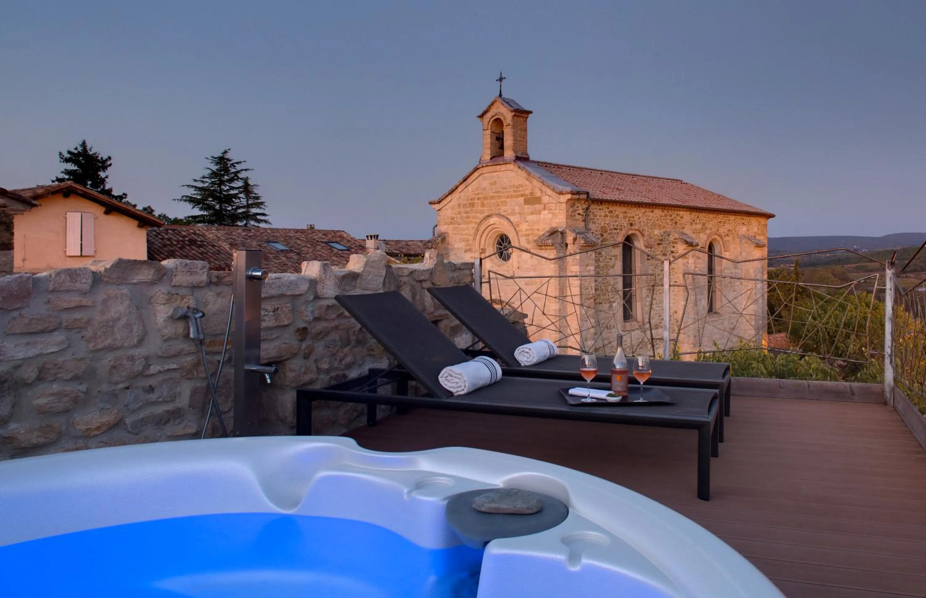 Hot Tub in La Maison du Passage - Chambres - Suites premium, Spa, Piscine et Restaurant