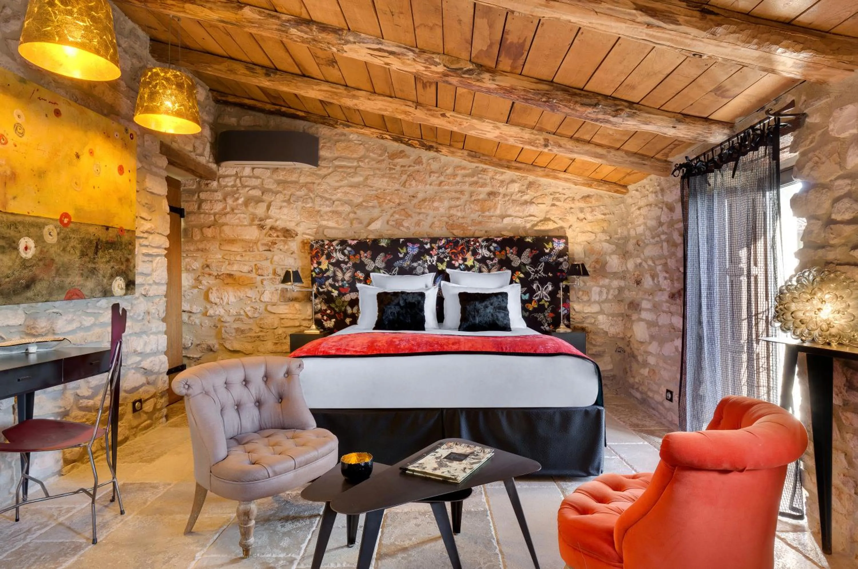 Bedroom, Bed in La Maison du Passage - Chambres - Suites premium, Spa, Piscine et Restaurant