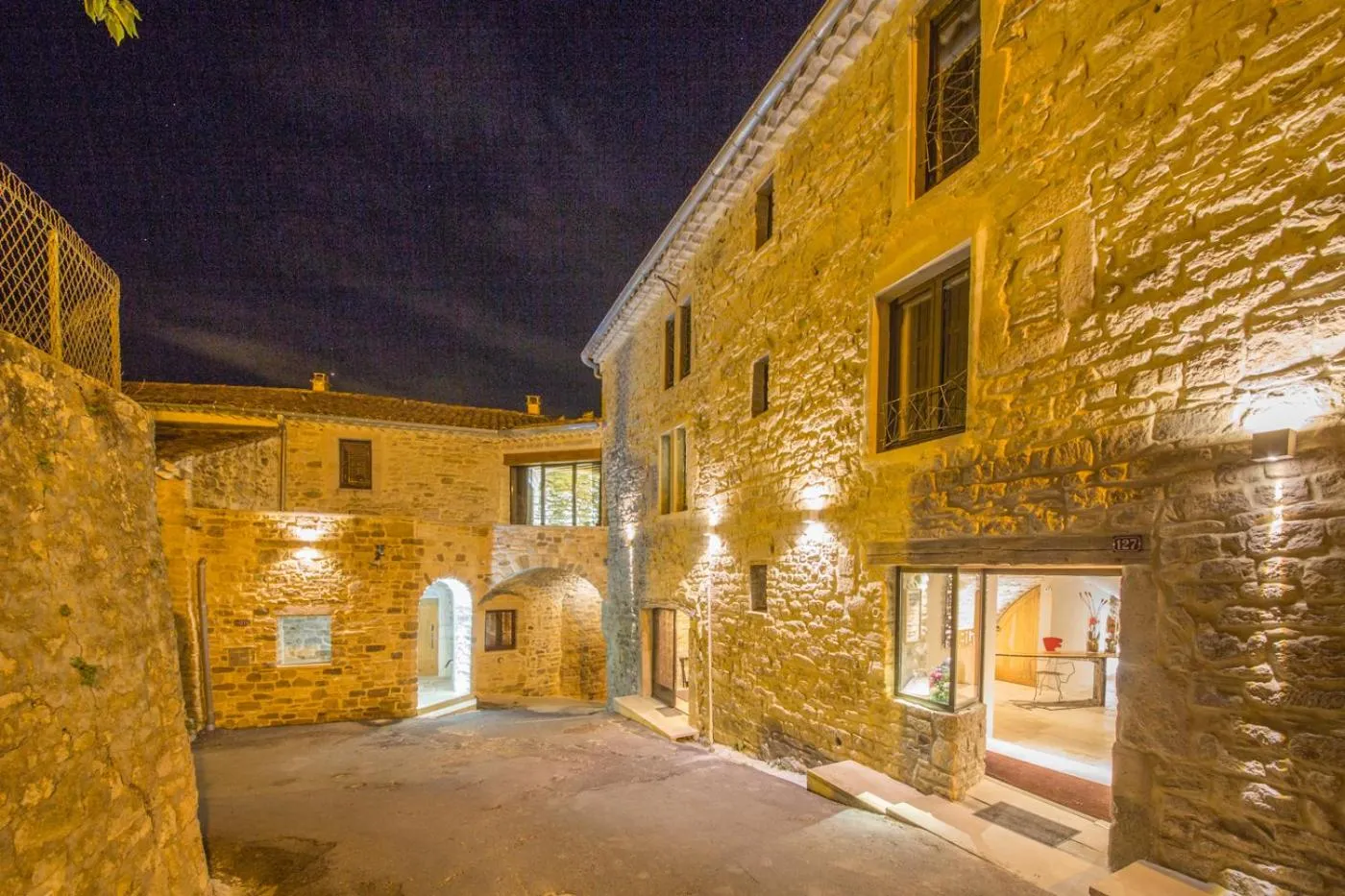 Facade/entrance in La Maison du Passage - Chambres - Suites premium, Spa, Piscine et Restaurant