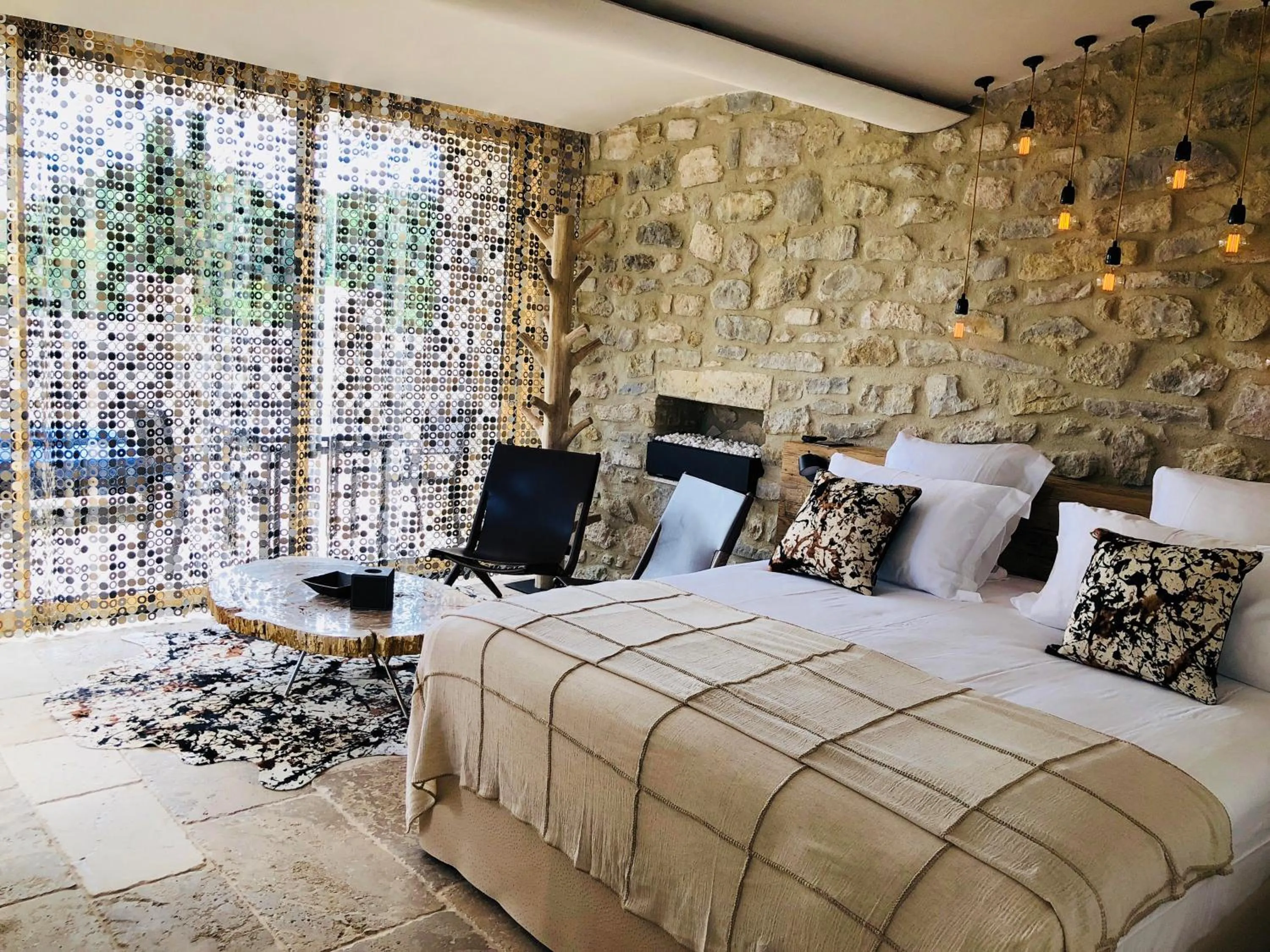 Decorative detail, Bed in La Maison du Passage - Chambres - Suites premium, Spa, Piscine et Restaurant