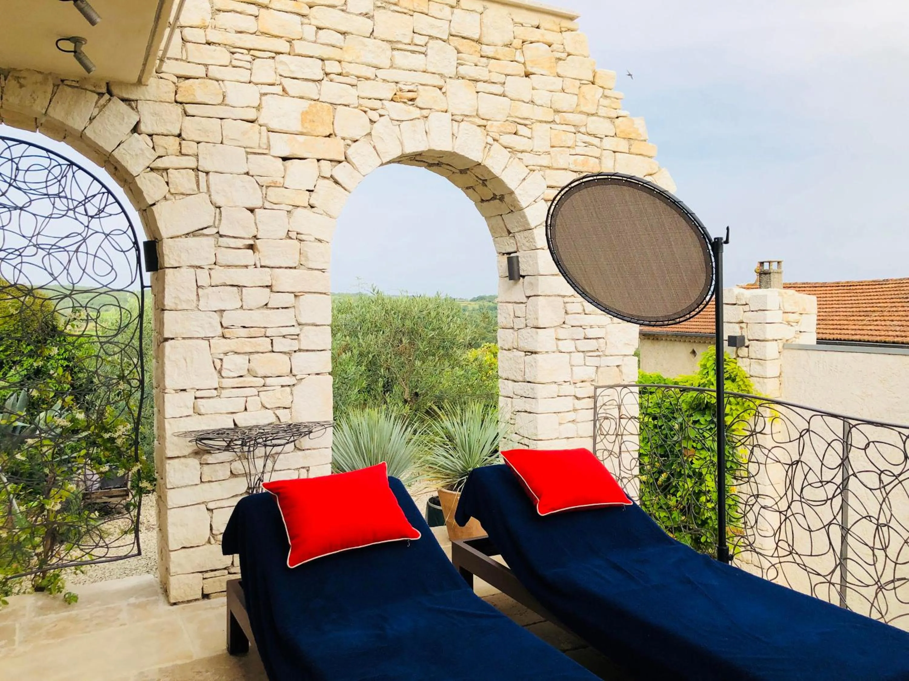 Garden view in La Maison du Passage - Chambres - Suites premium, Spa, Piscine et Restaurant