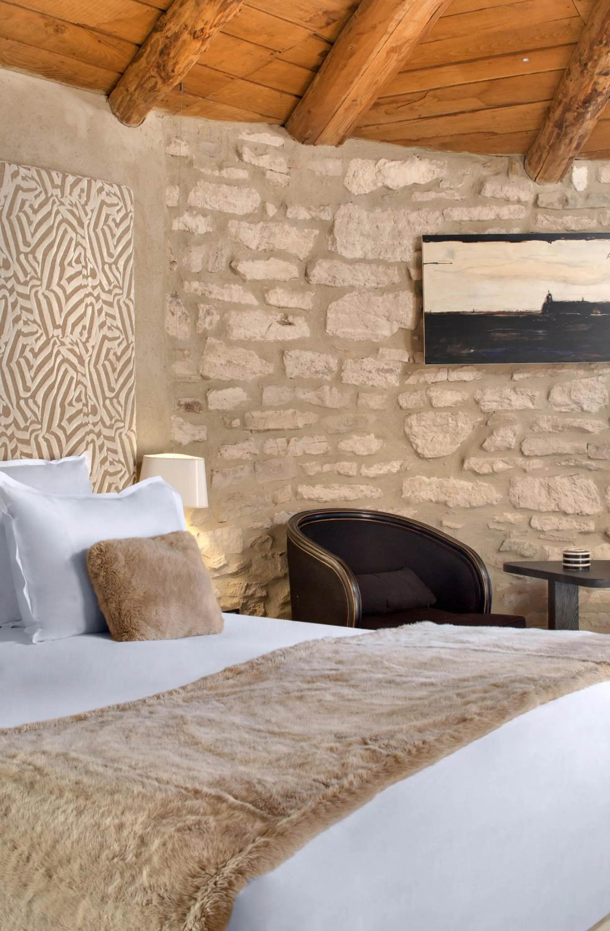 Bedroom, Bed in La Maison du Passage - Chambres - Suites premium, Spa, Piscine et Restaurant