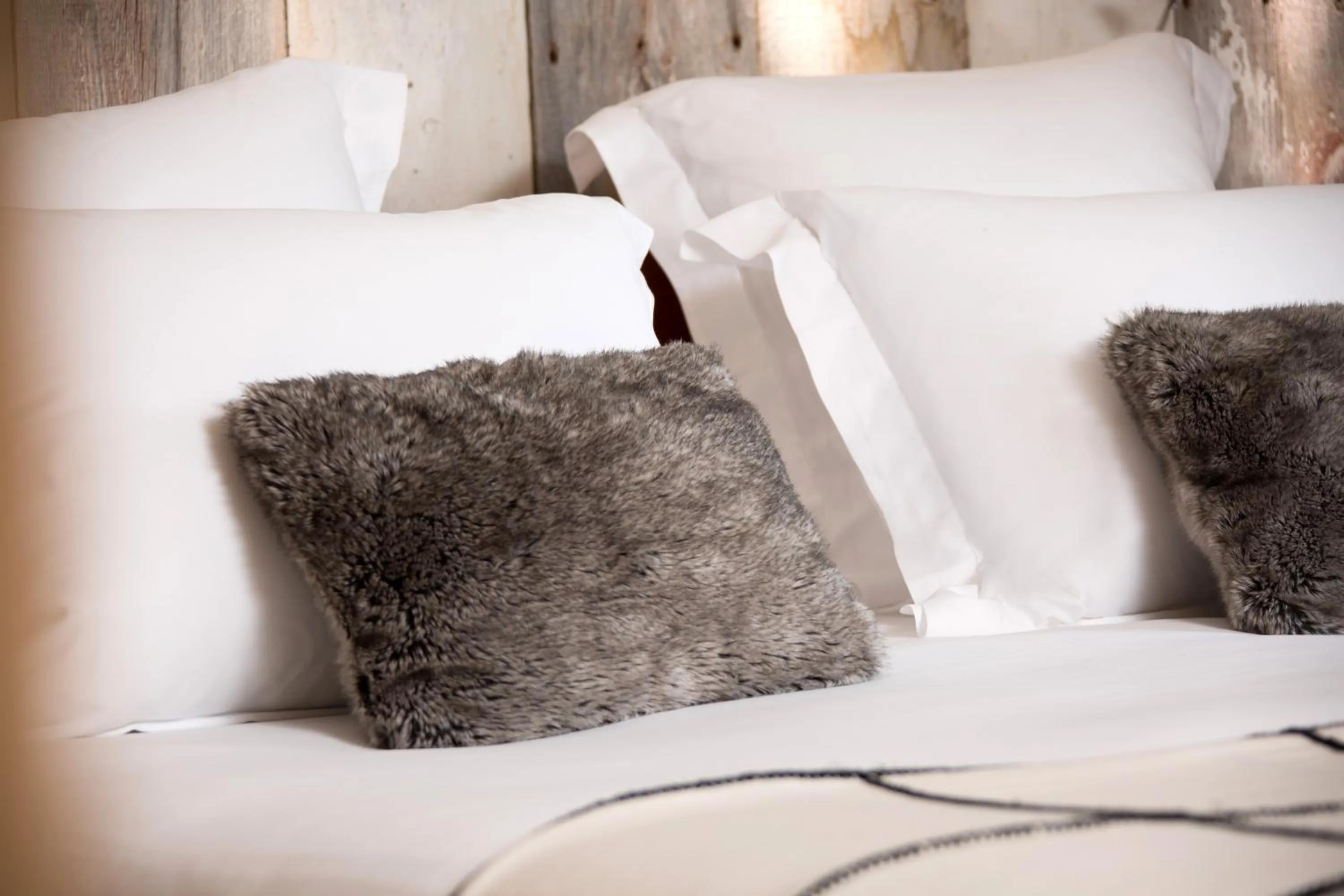 Bed in La Maison du Passage - Chambres - Suites premium, Spa, Piscine et Restaurant