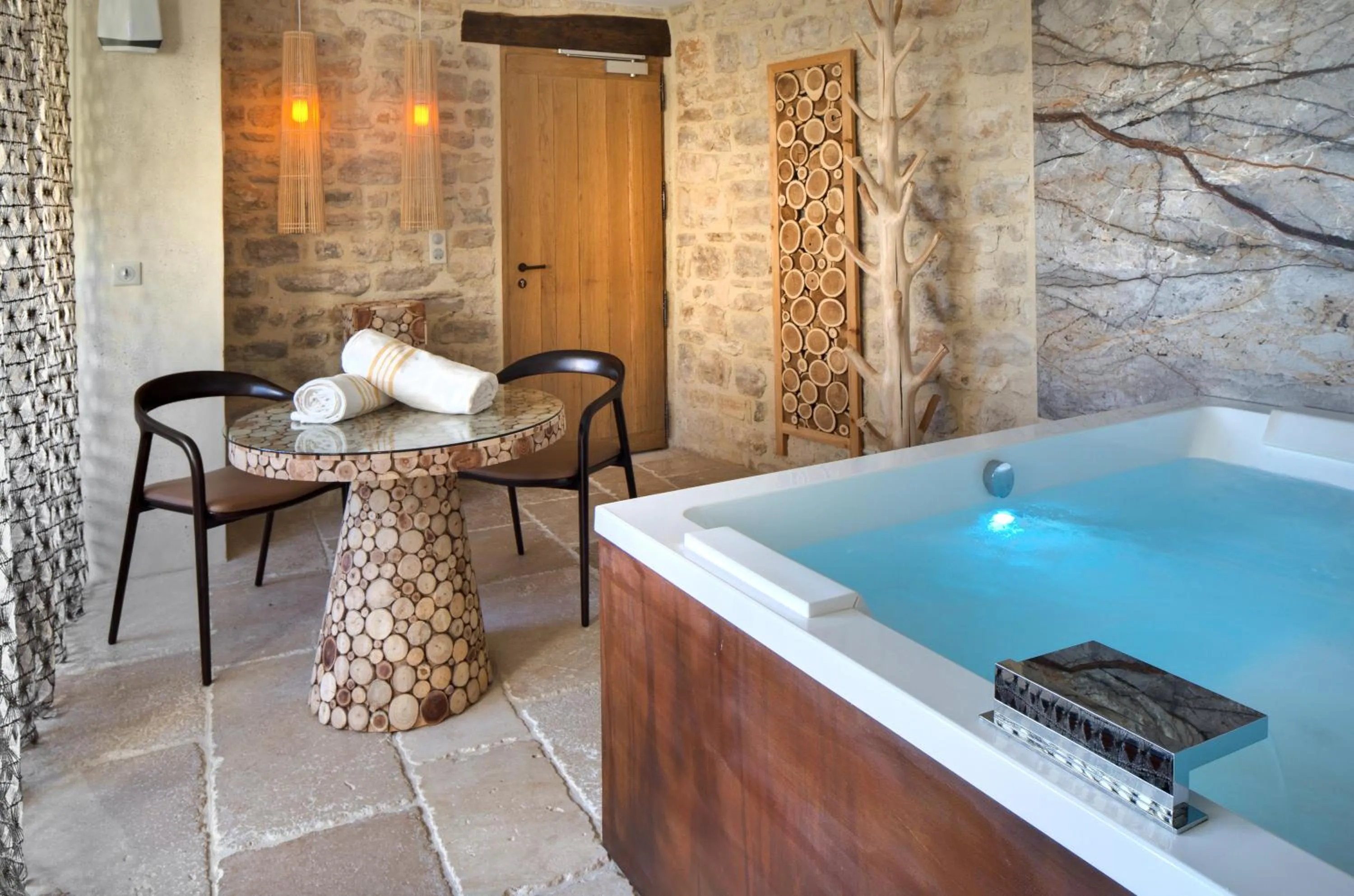 Hot Tub in La Maison du Passage - Chambres - Suites premium, Spa, Piscine et Restaurant