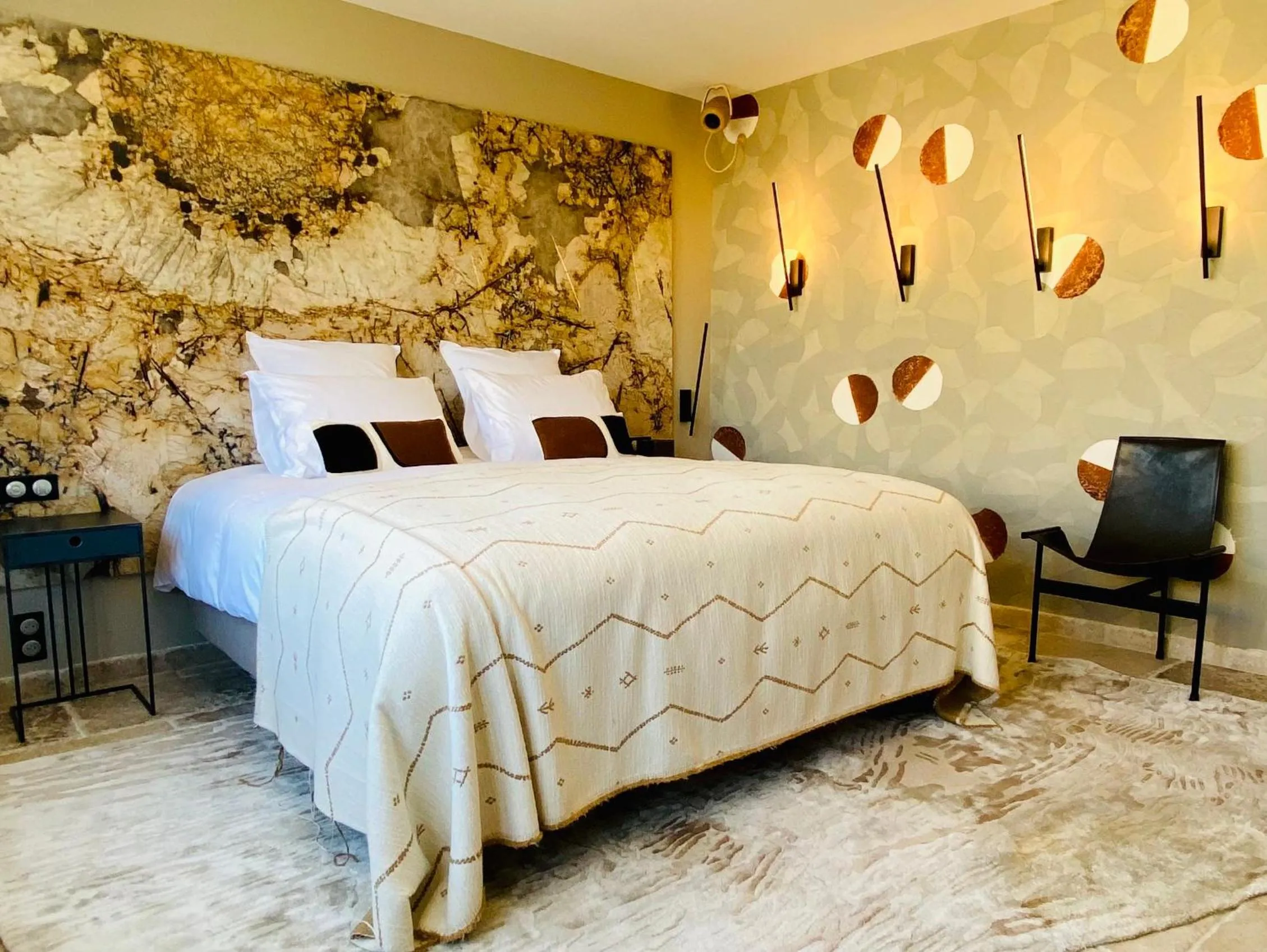 Bedroom, Bed in La Maison du Passage - Chambres - Suites premium, Spa, Piscine et Restaurant