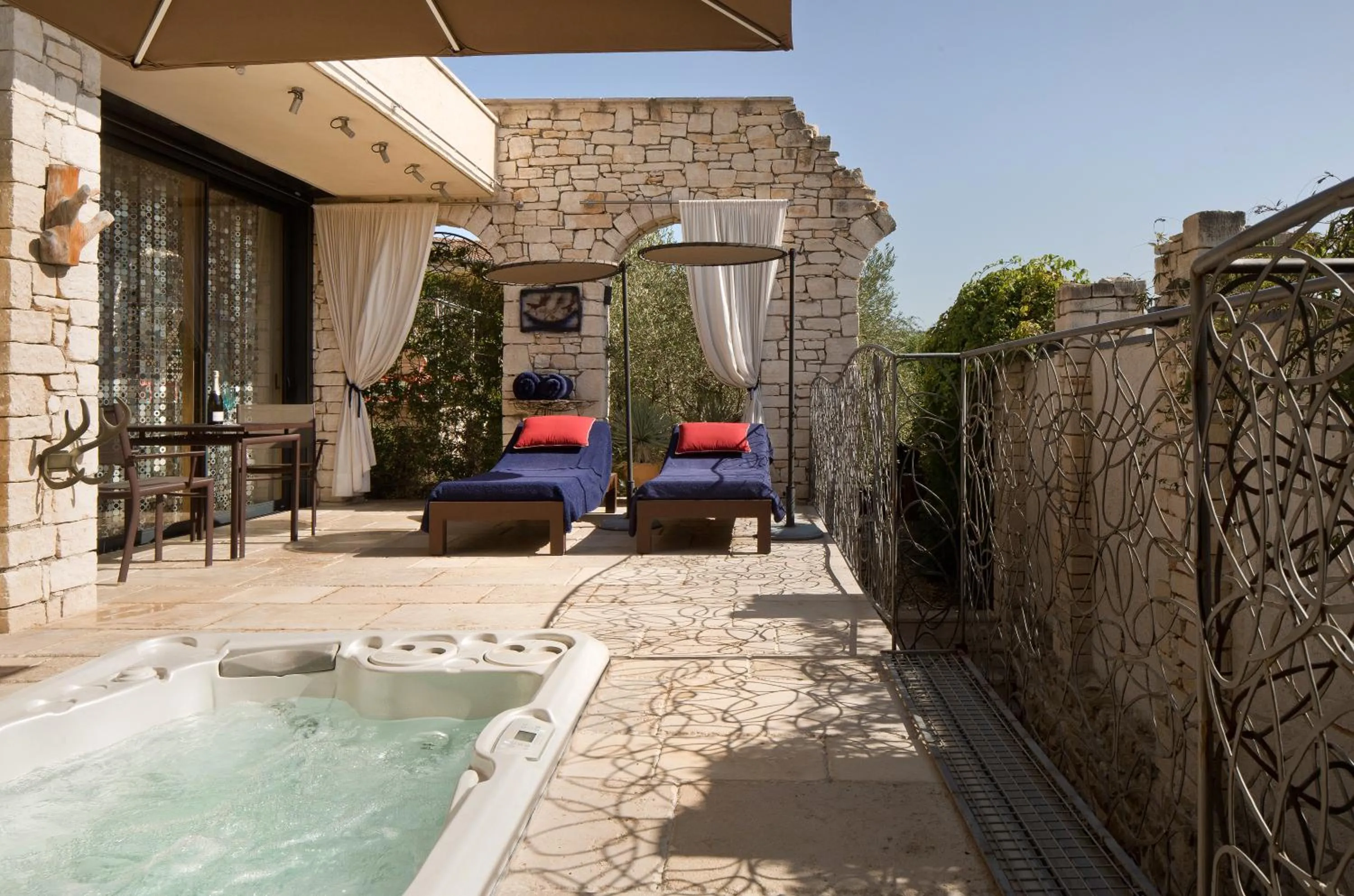 Hot Tub in La Maison du Passage - Chambres - Suites premium, Spa, Piscine et Restaurant