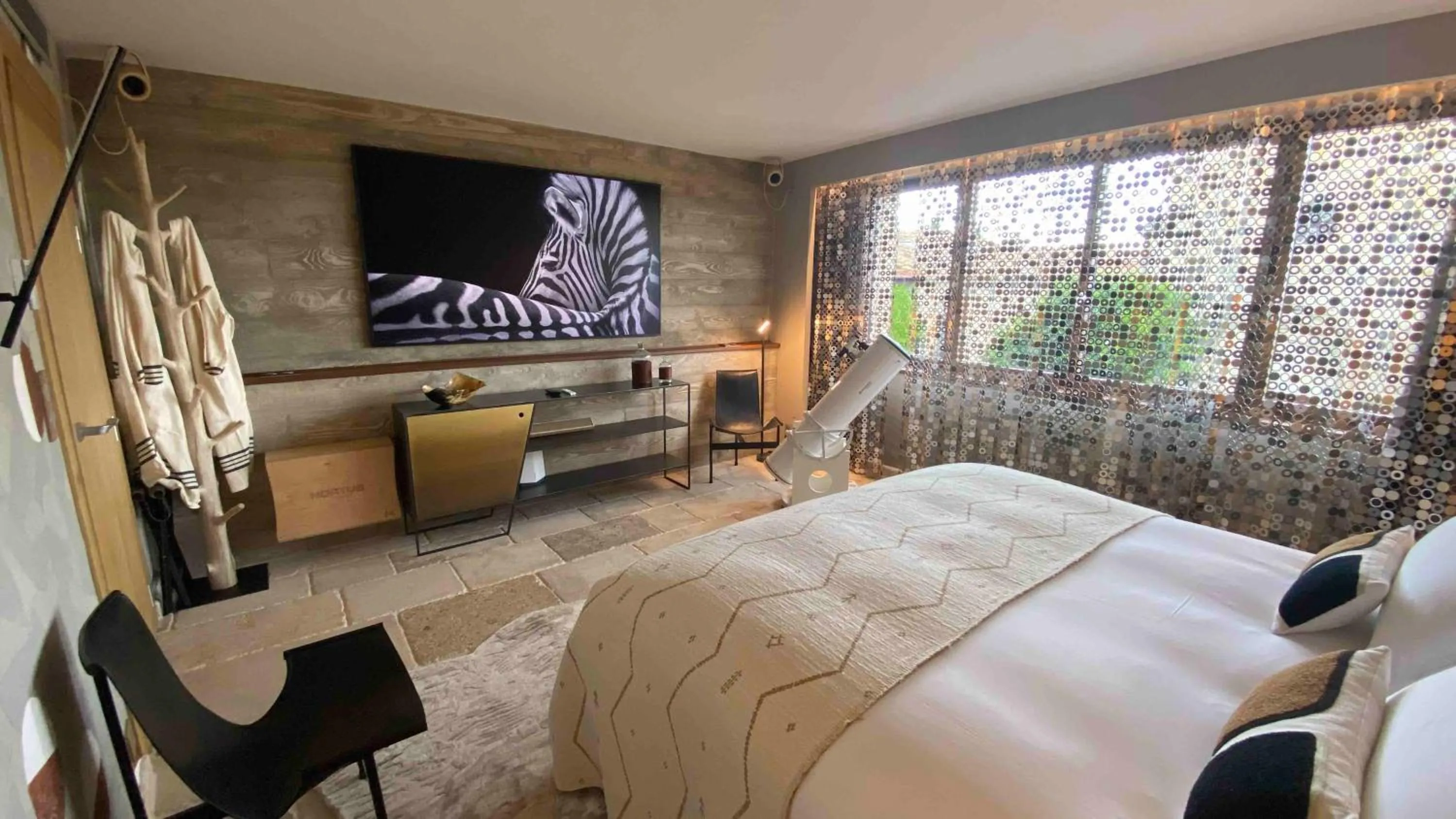 Photo of the whole room, Bed in La Maison du Passage - Chambres - Suites premium, Spa, Piscine et Restaurant