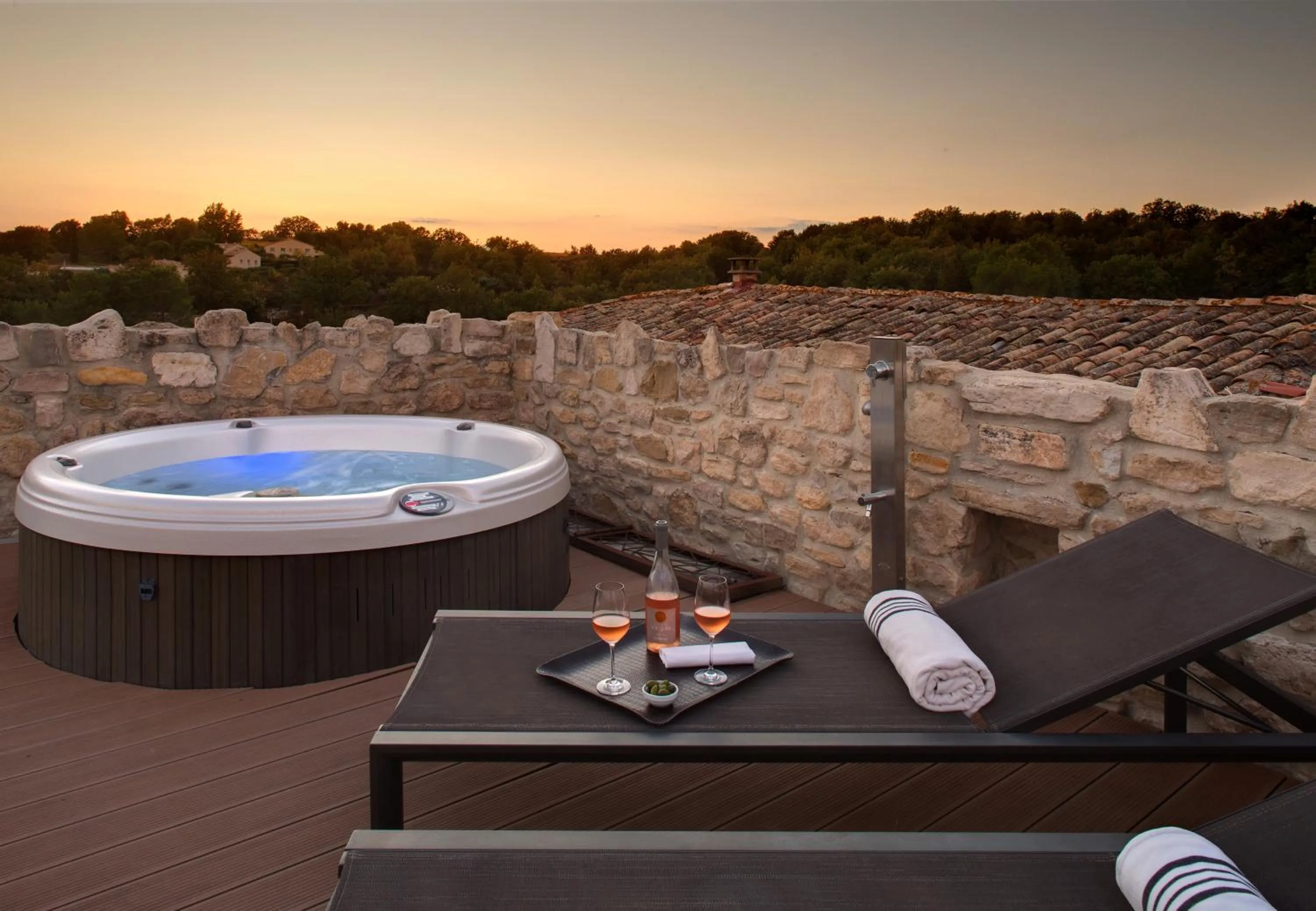 Hot Tub in La Maison du Passage - Chambres - Suites premium, Spa, Piscine et Restaurant