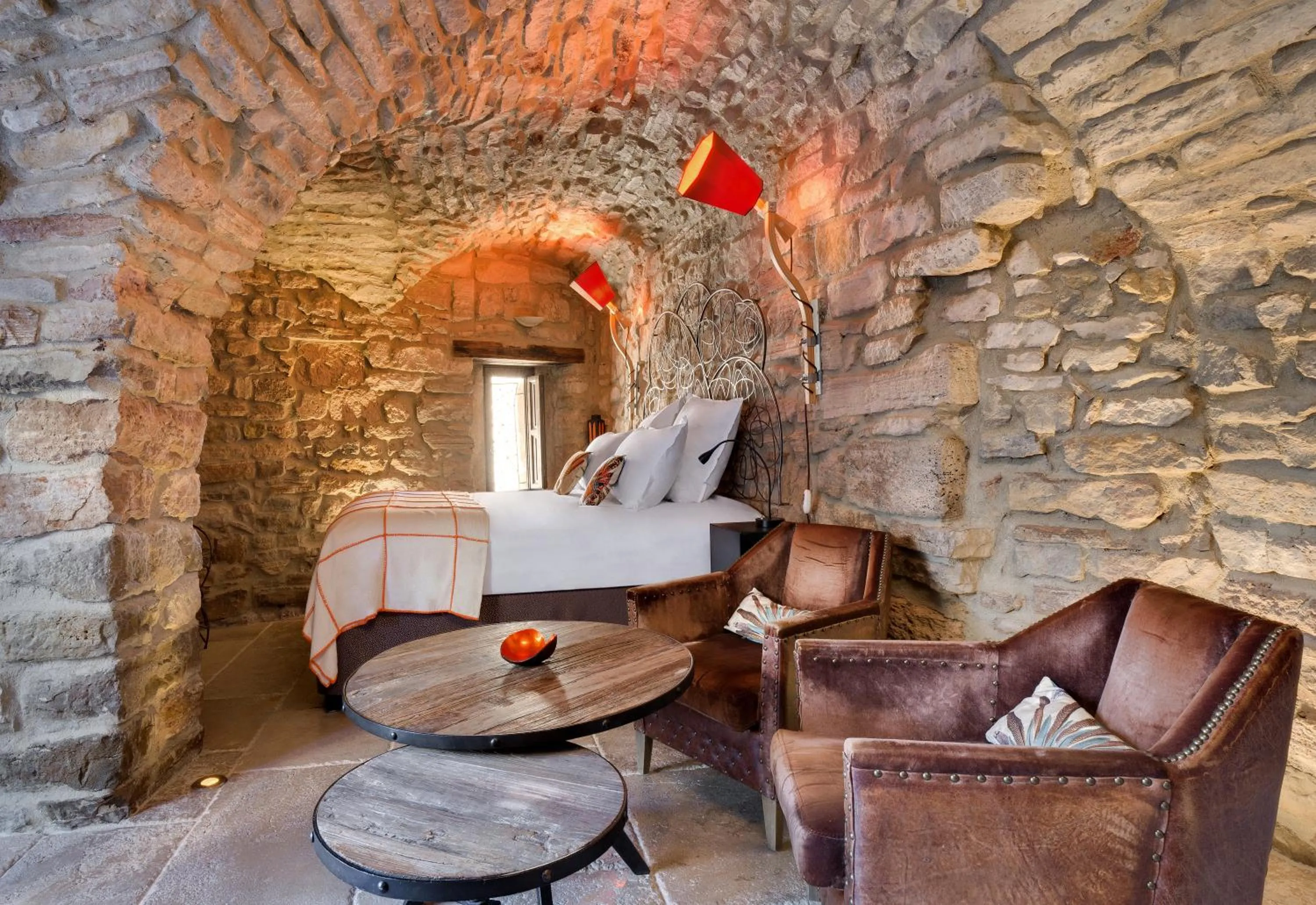 Photo of the whole room in La Maison du Passage - Chambres - Suites premium, Spa, Piscine et Restaurant