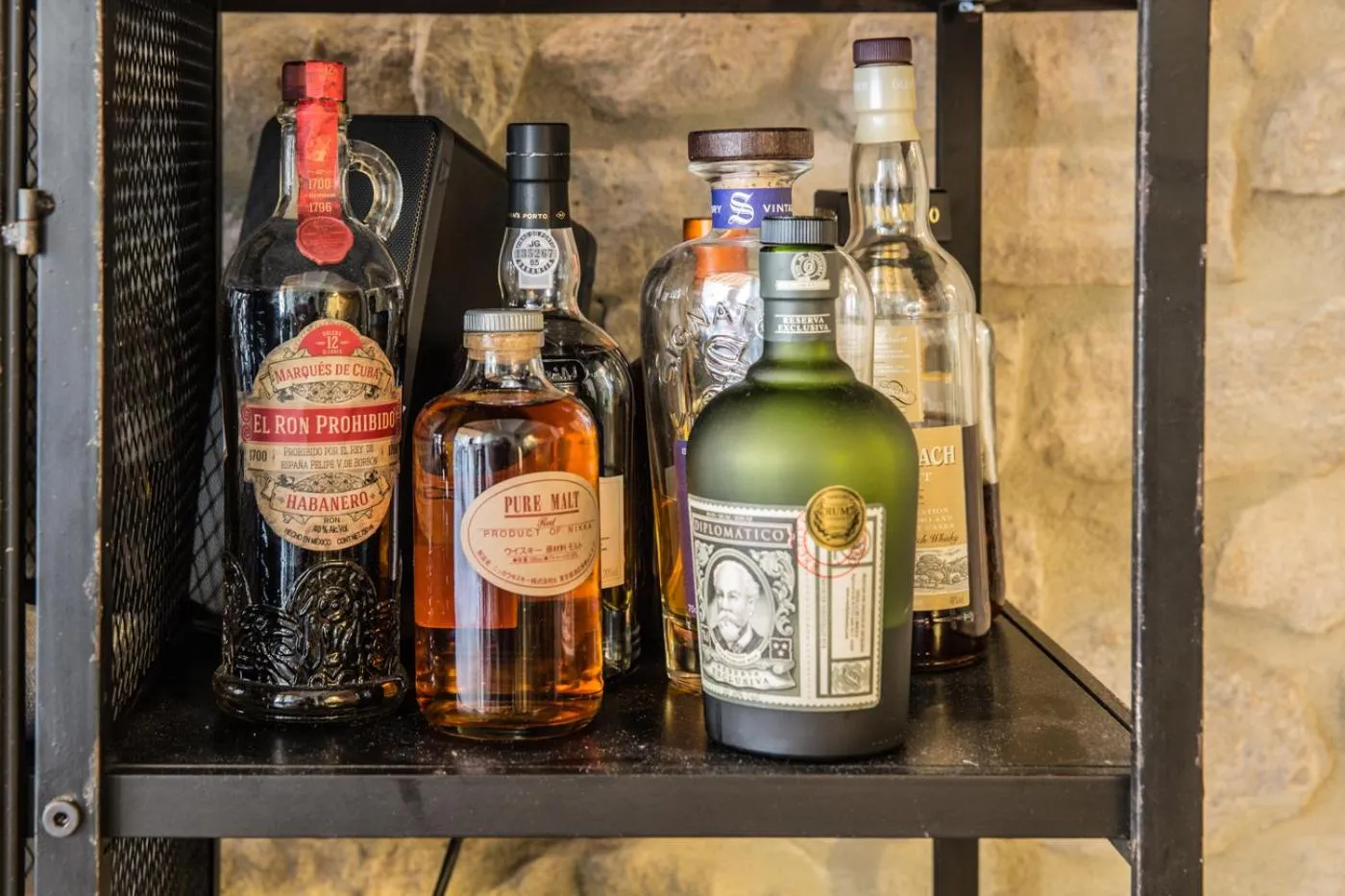 Alcoholic drinks in La Maison du Passage - Chambres - Suites premium, Spa, Piscine et Restaurant