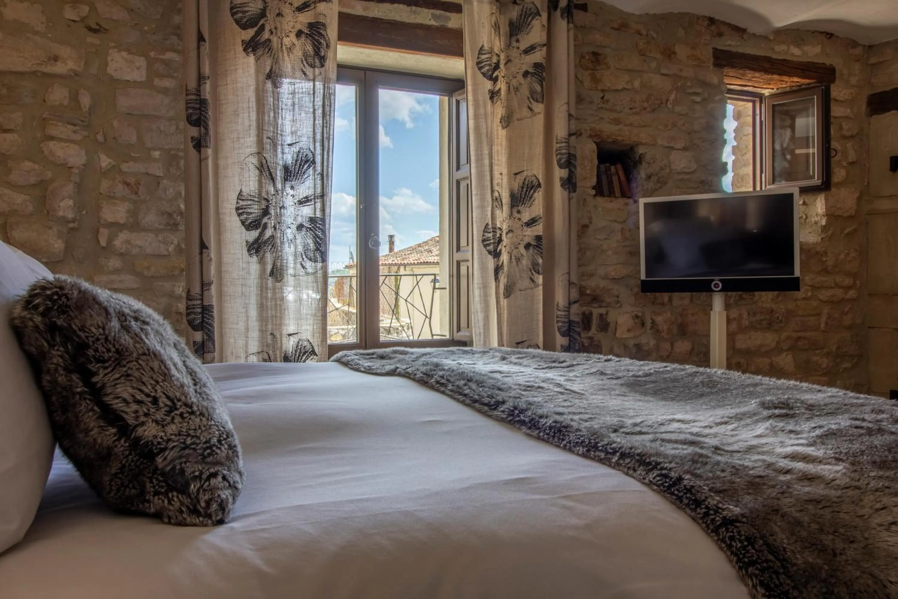 Bed in La Maison du Passage - Chambres - Suites premium, Spa, Piscine et Restaurant