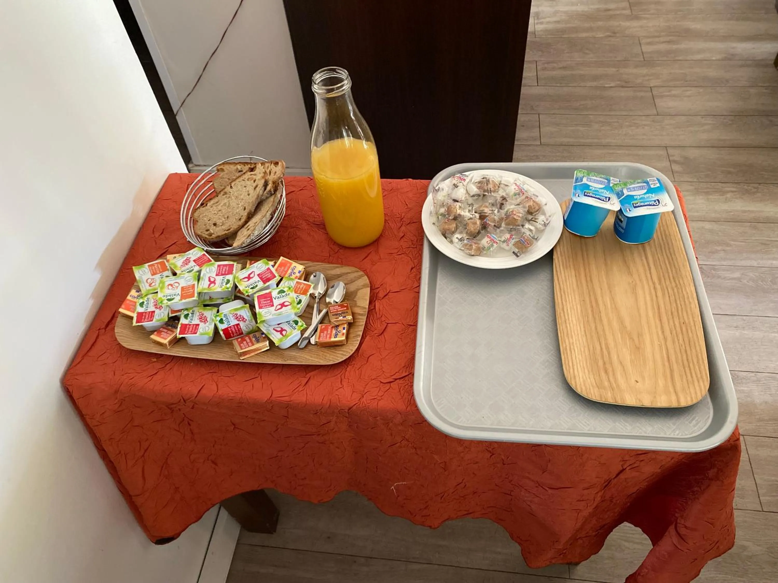 Breakfast in HOTEL LES MARRONNIERS