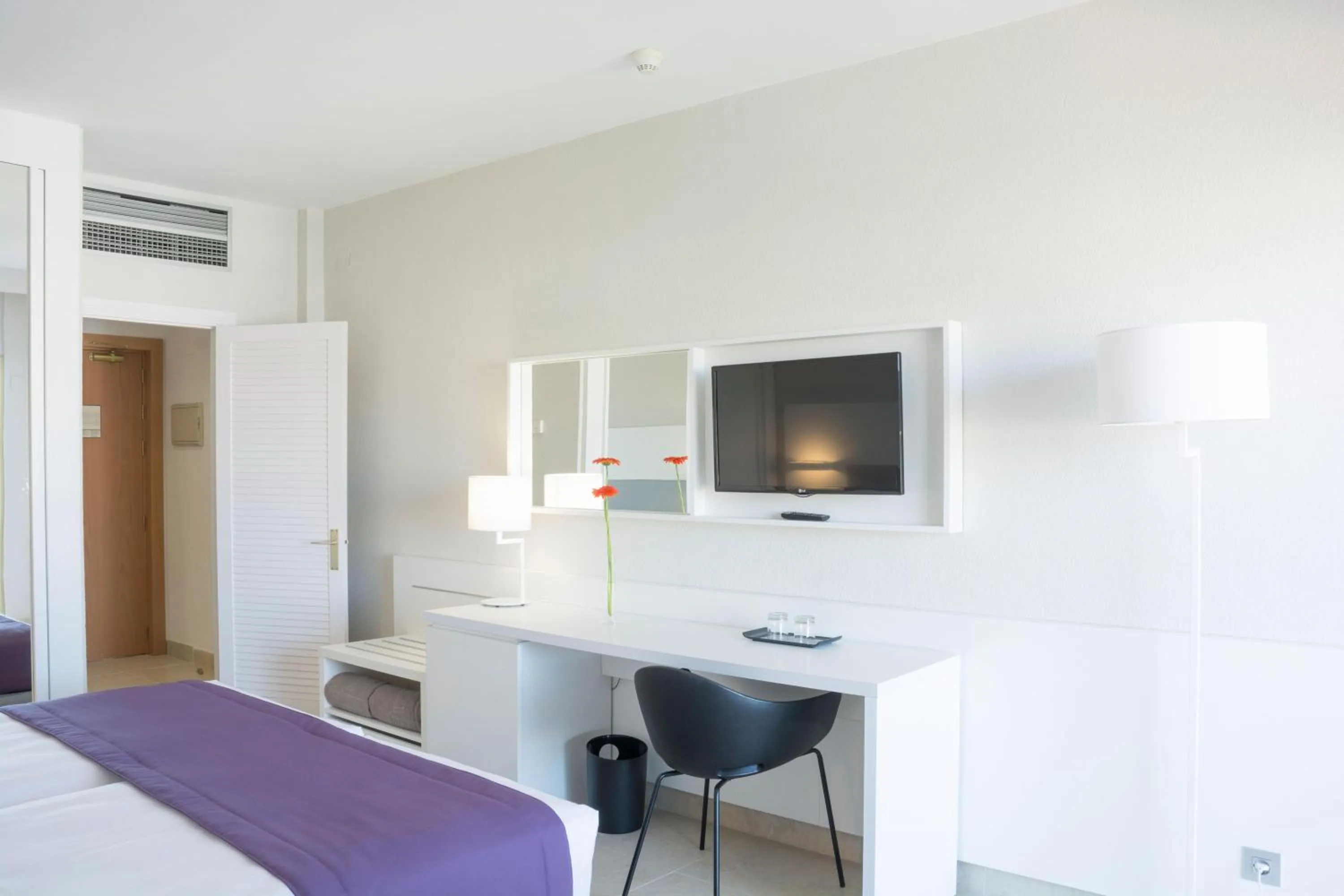 Photo of the whole room, Bed in Hotel Gran Canaria Princess - Adults Only