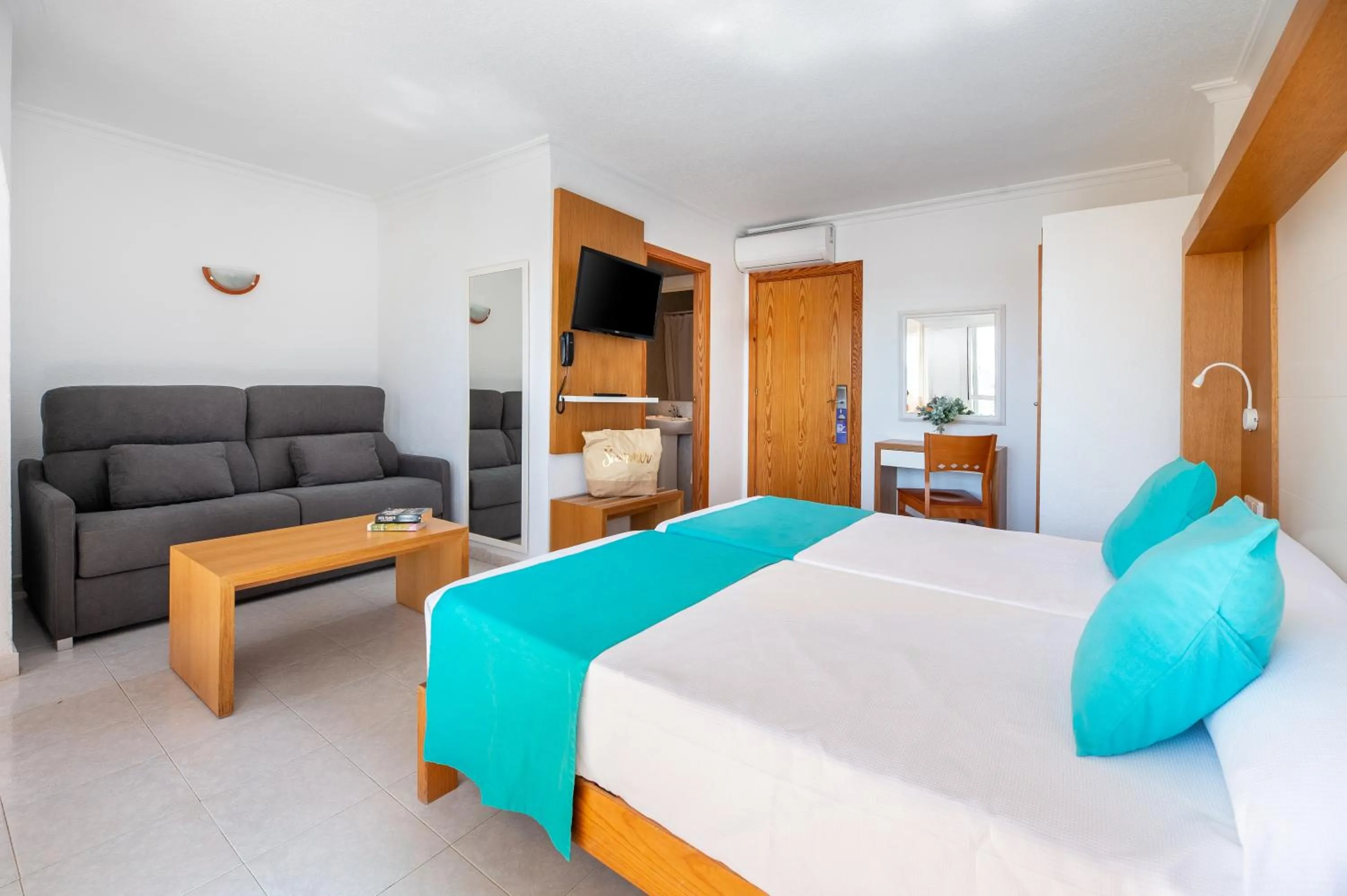 Photo of the whole room, Bed in Hotel Apartamentos Vibra San Marino