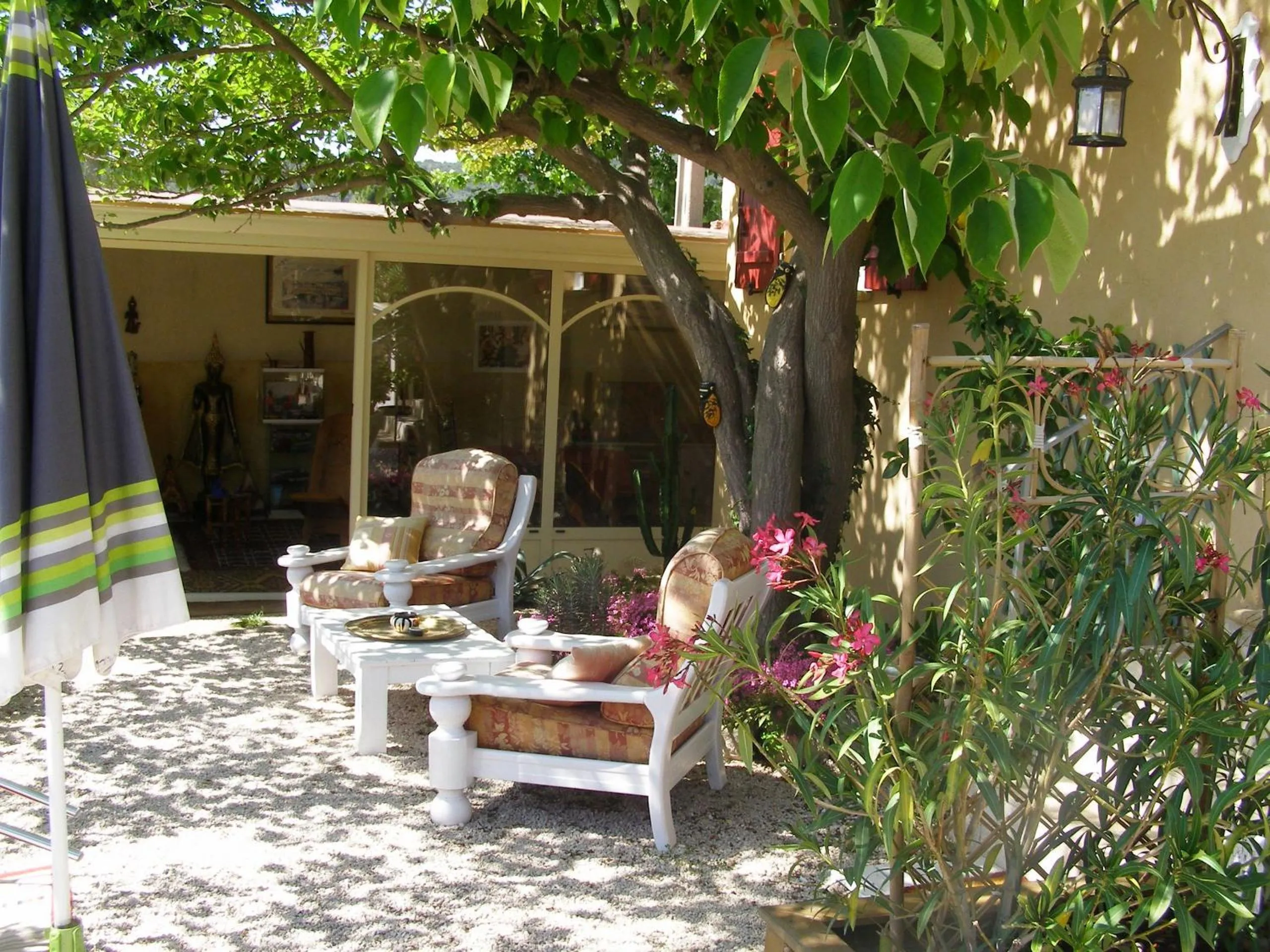 Garden in B&B Le Clos des Cigales