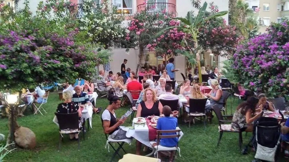 Restaurant/places to eat in THE S APART & SUITES hOTEL