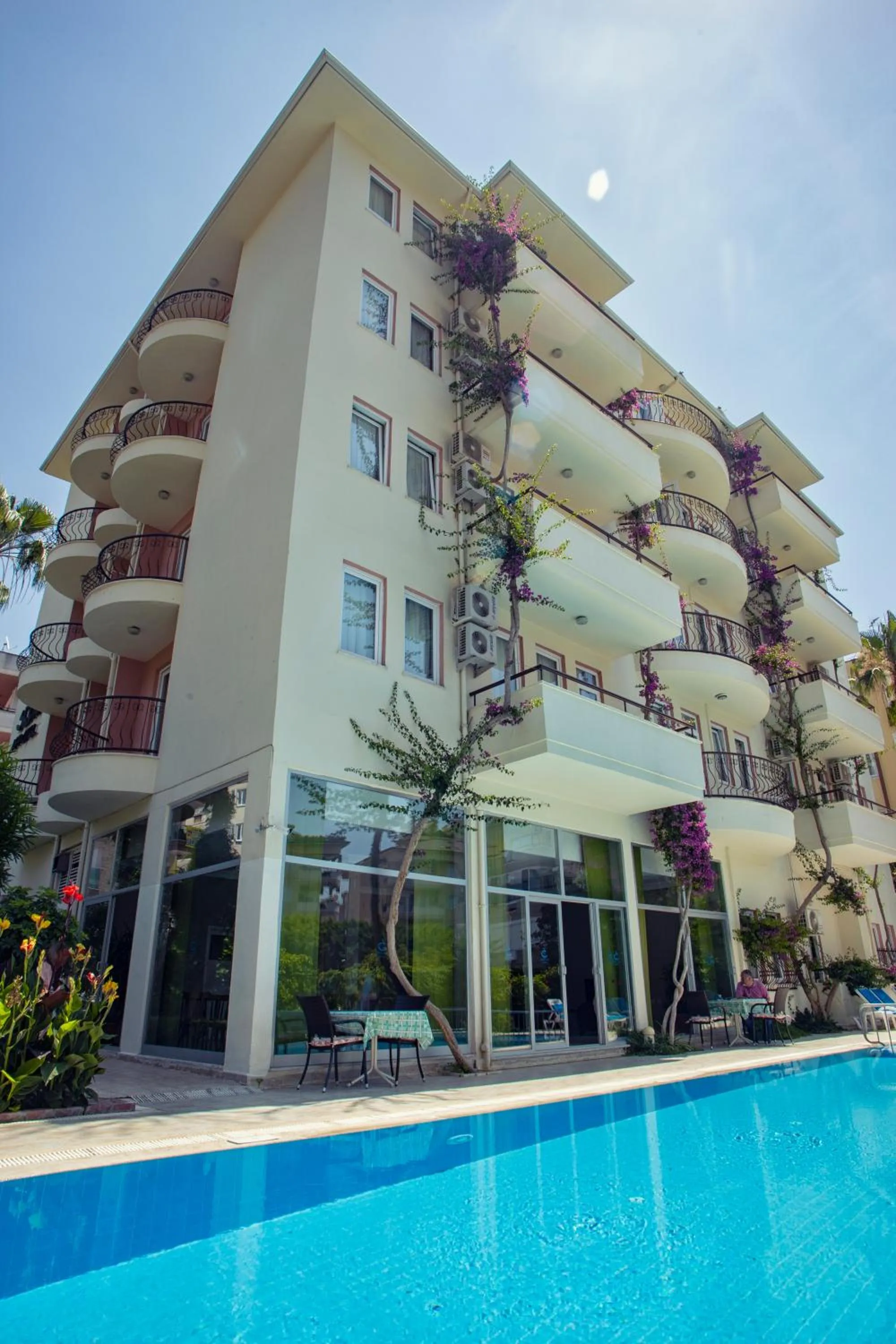 THE S APART & SUITES hOTEL