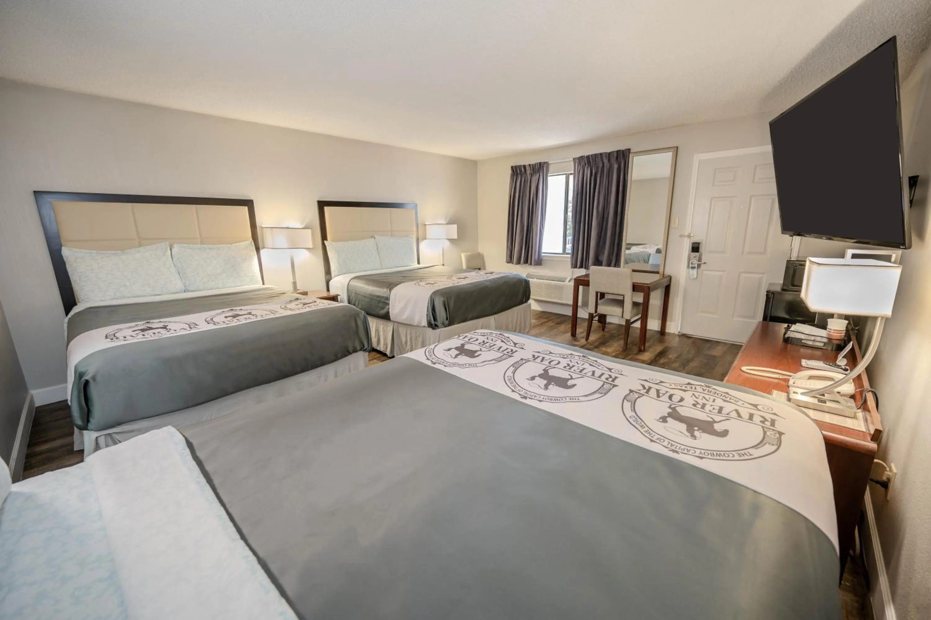 Bed in RIVER OAK INN