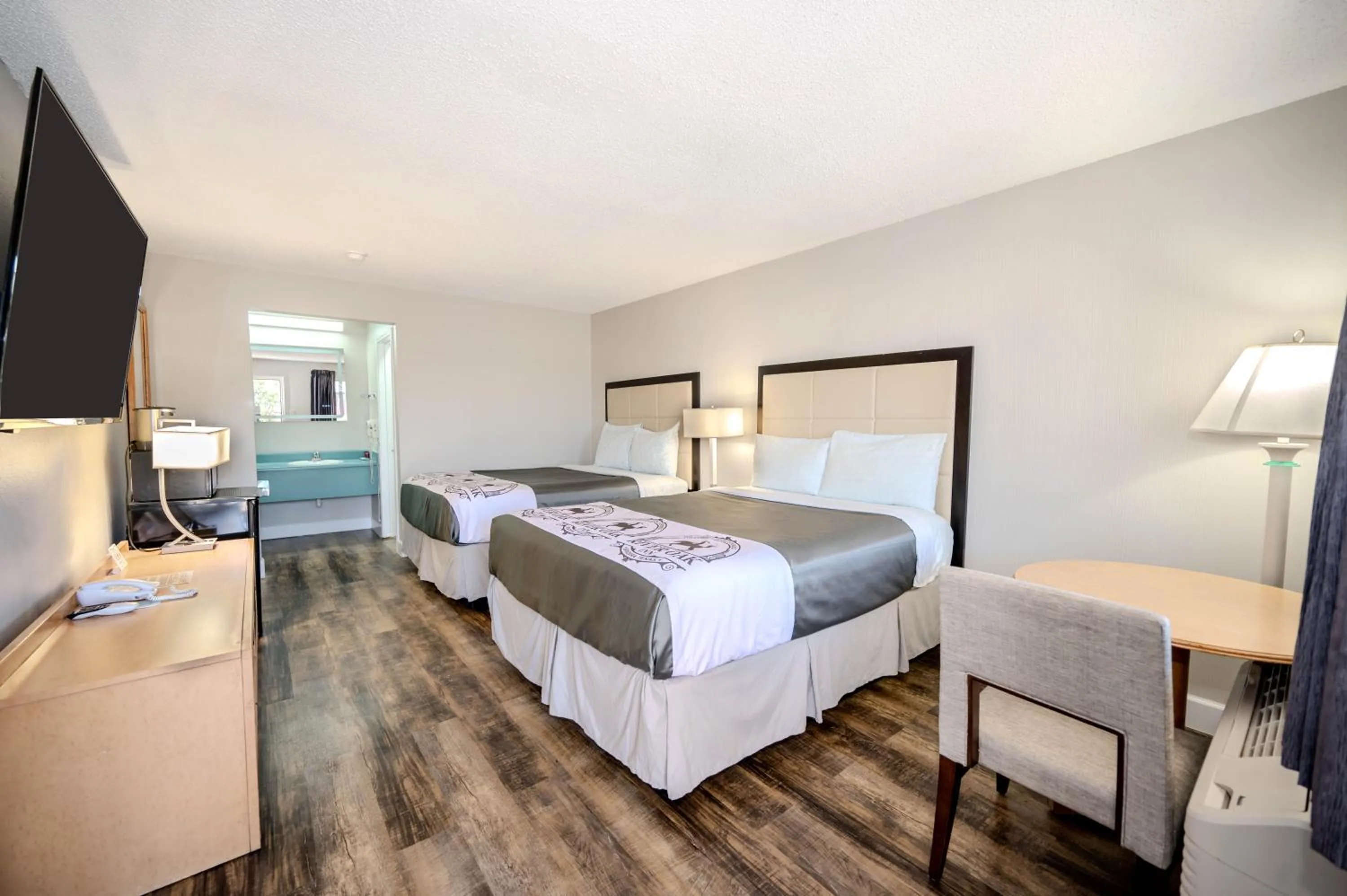 Photo of the whole room, Bed in RIVER OAK INN