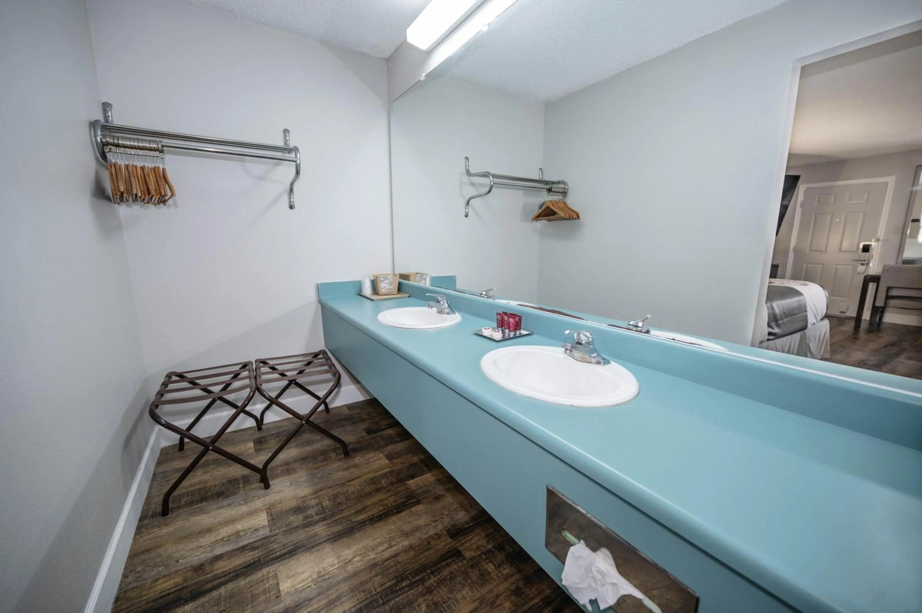 Bathroom in RIVER OAK INN