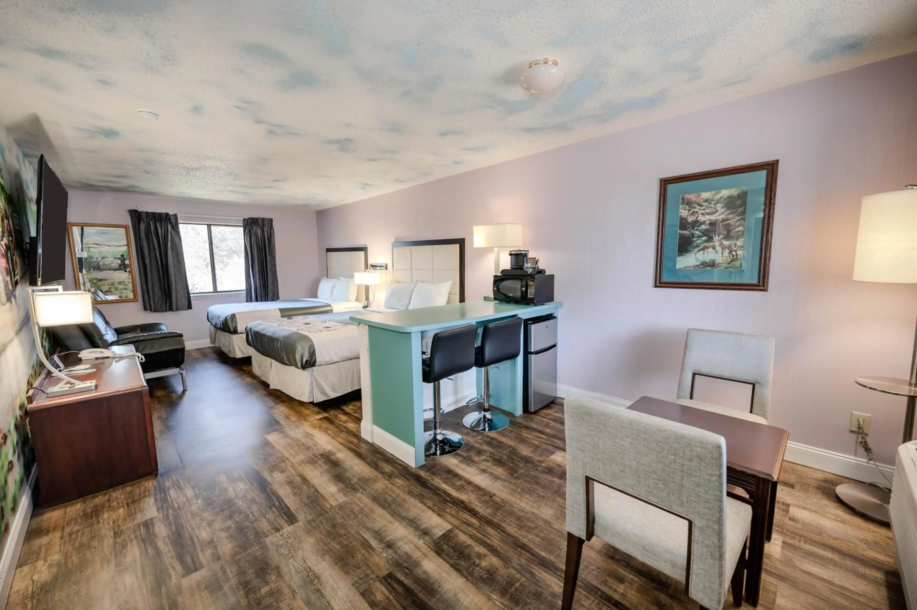 Photo of the whole room, Bed in RIVER OAK INN