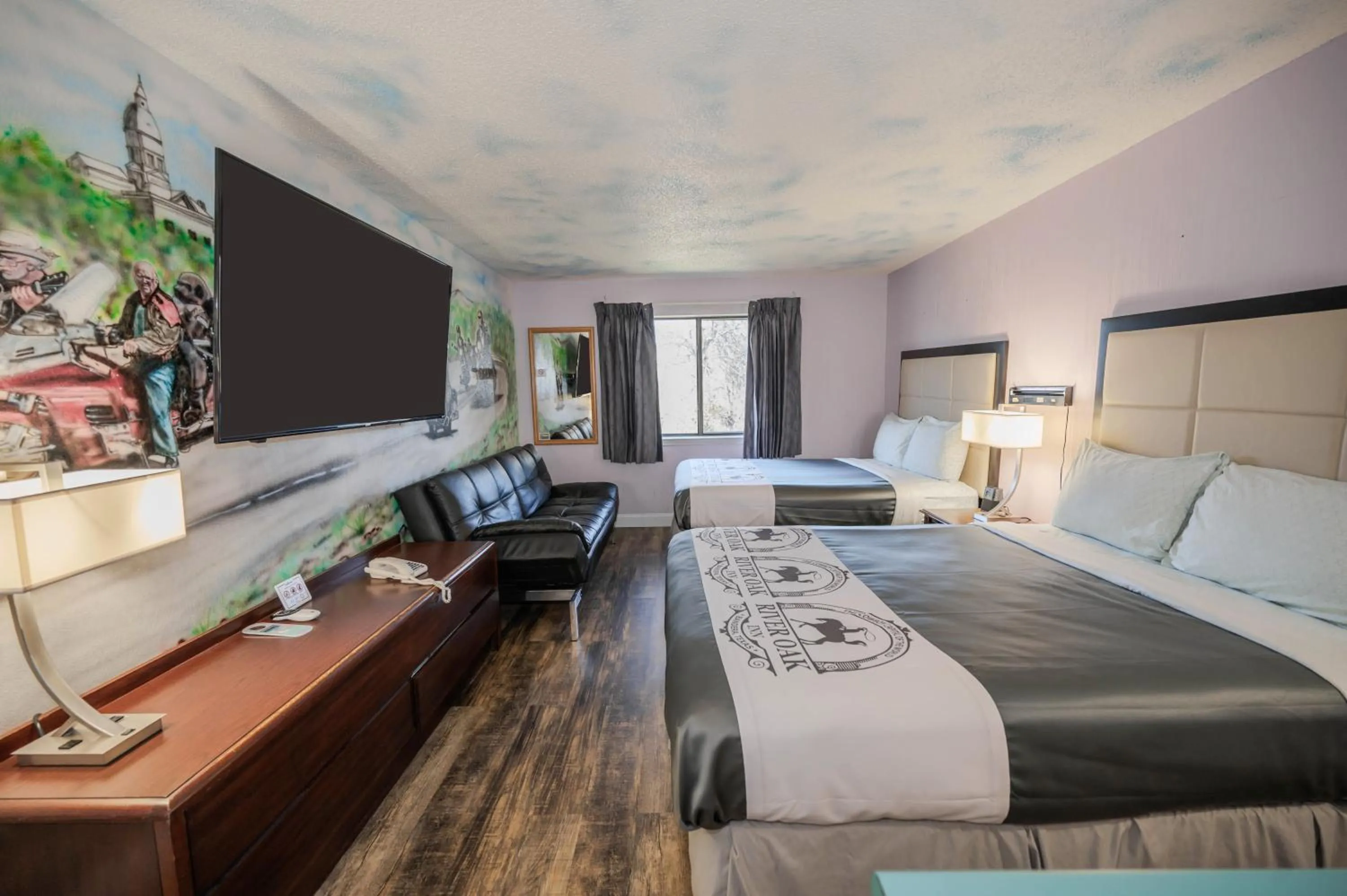 Photo of the whole room, Bed in RIVER OAK INN