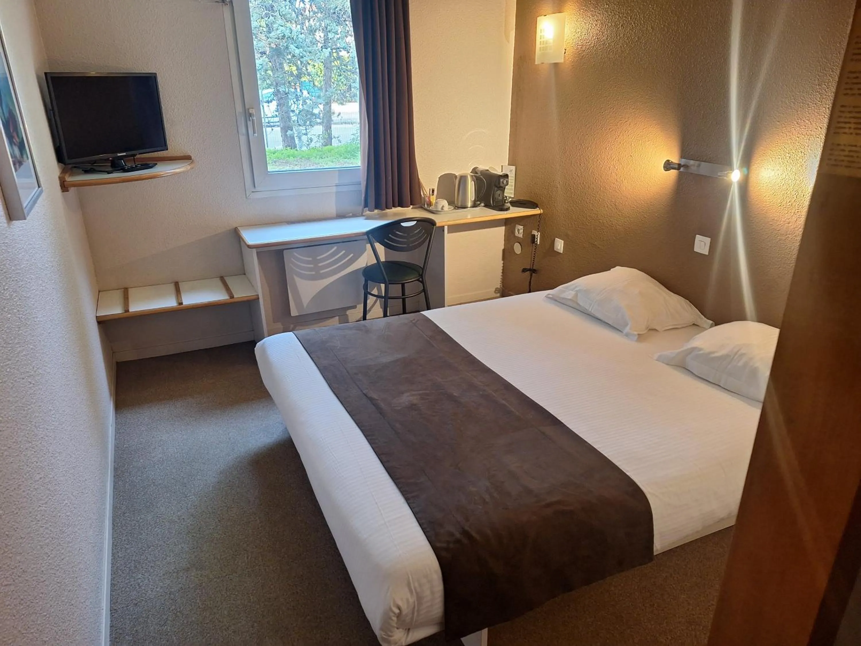 Photo of the whole room, Bed in Hotel du Moulin à Vent - Gerland