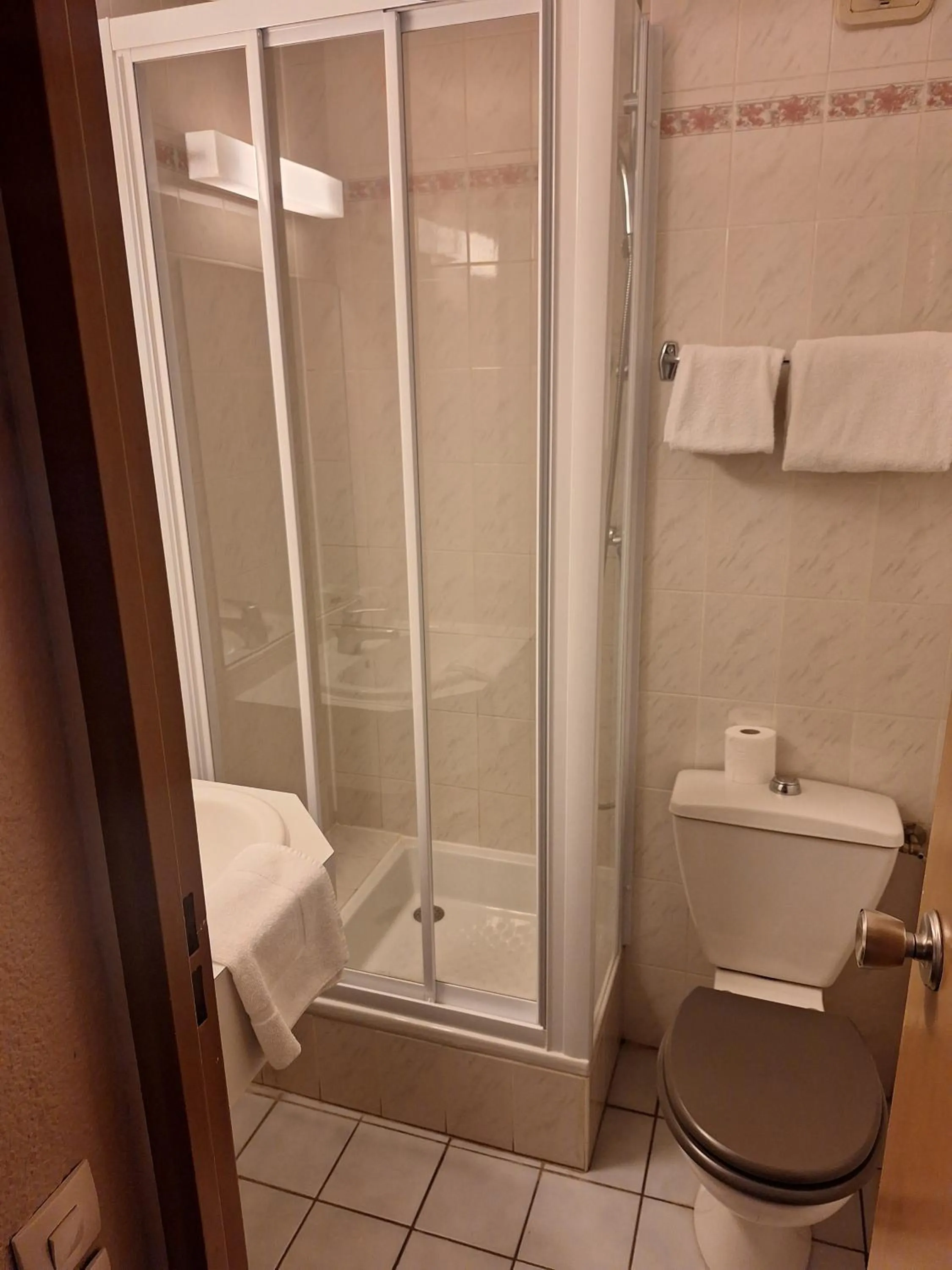 Bathroom in Hotel du Moulin à Vent - Gerland