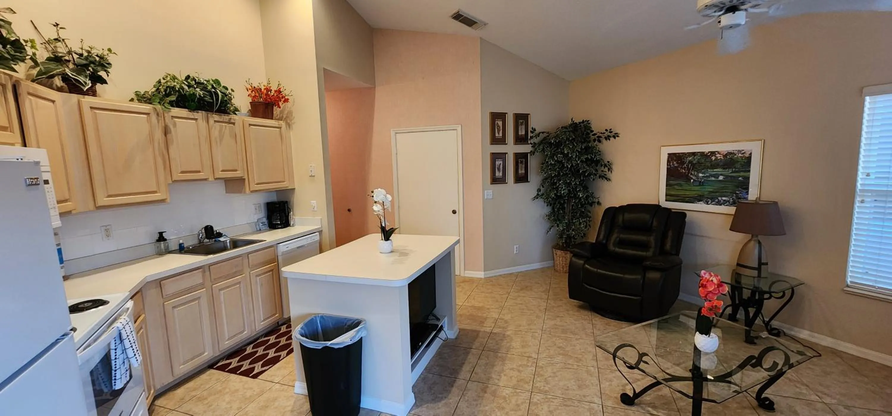 Kitchen or kitchenette in Right Direction Rentals