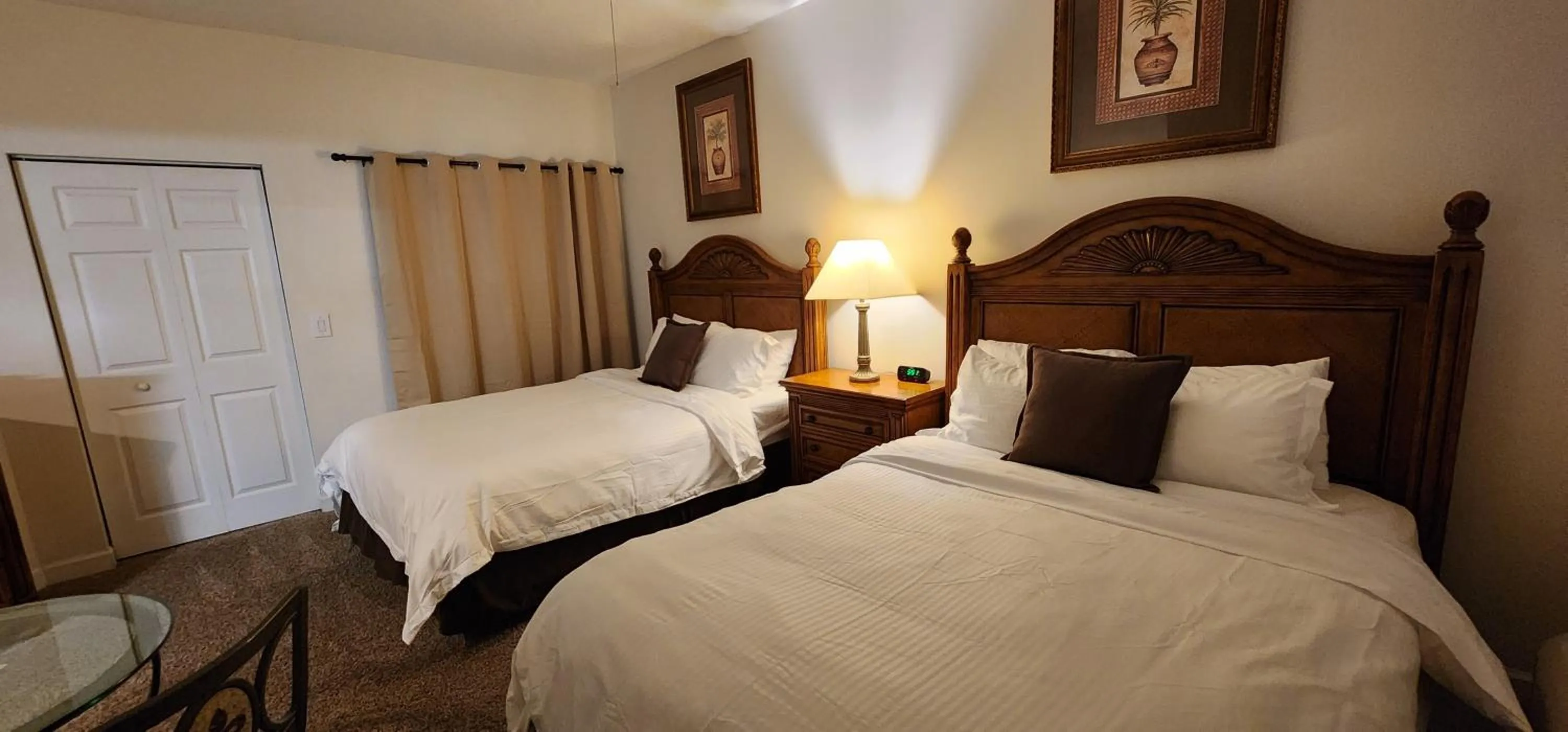 Photo of the whole room, Bed in Right Direction Rentals