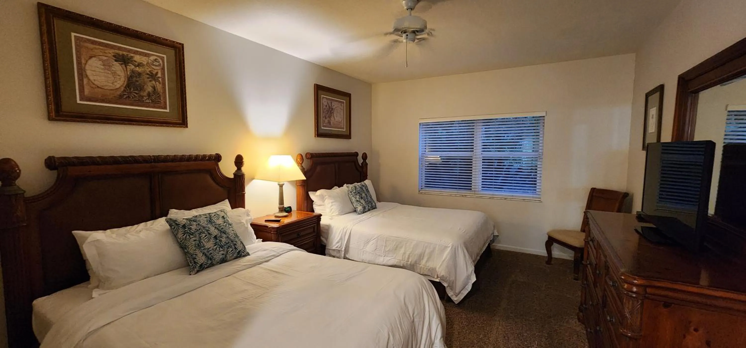 Photo of the whole room, Bed in Right Direction Rentals