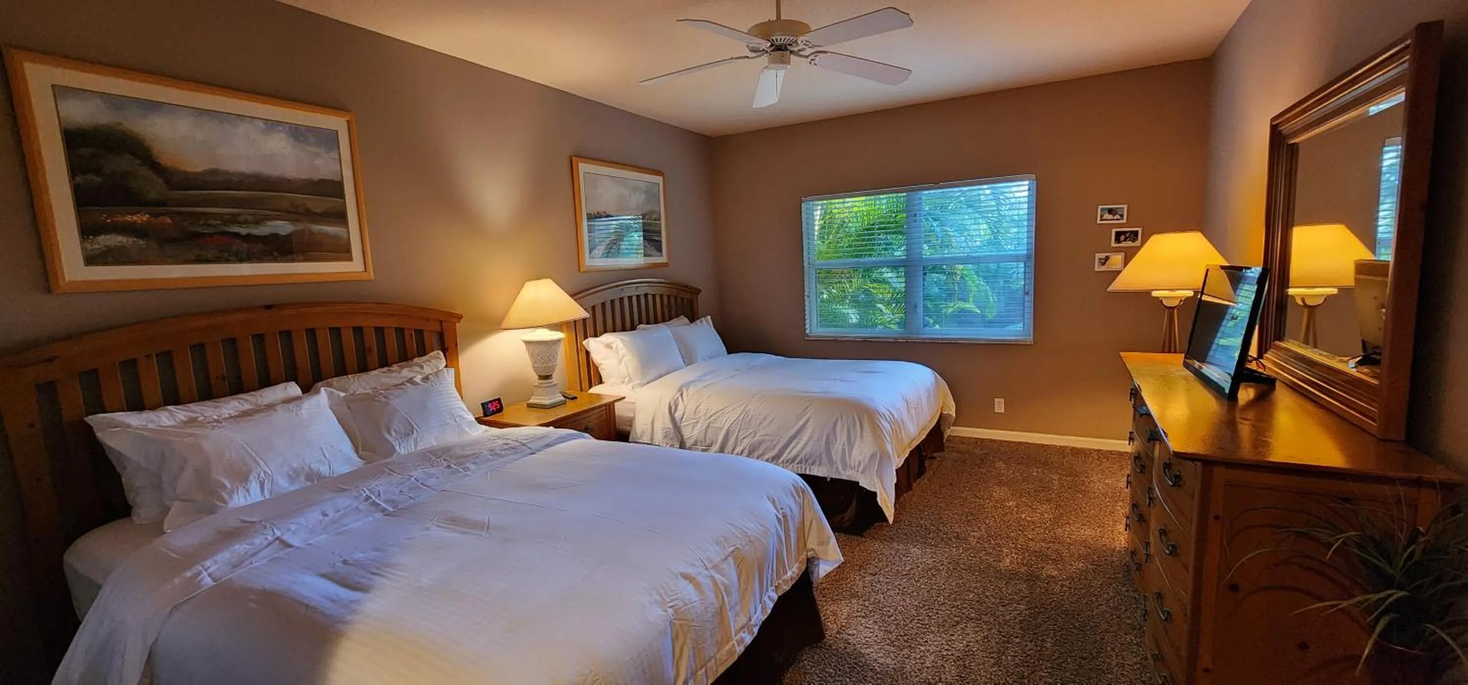 Photo of the whole room, Bed in Right Direction Rentals