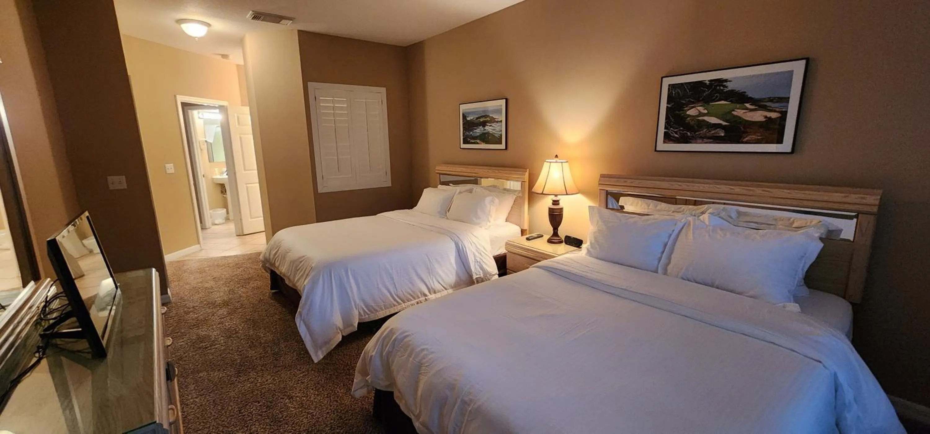 Photo of the whole room, Bed in Right Direction Rentals