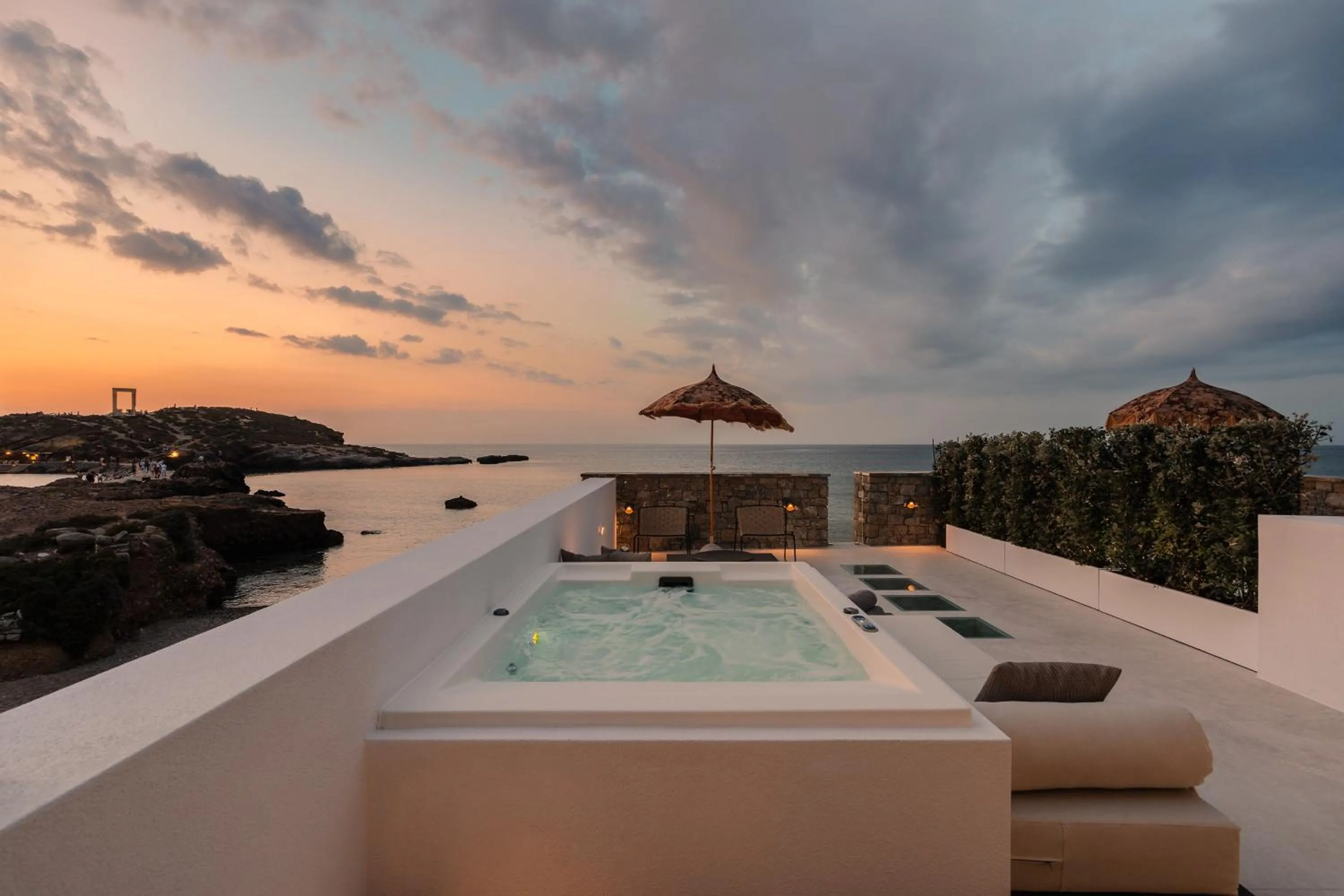 Hot Tub in Naxos Rhyton