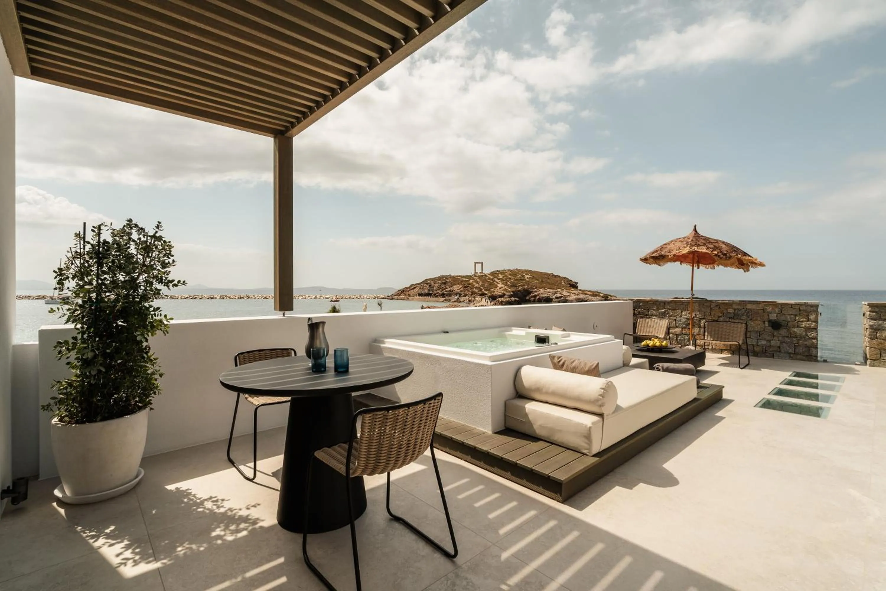 Hot Tub in Naxos Rhyton