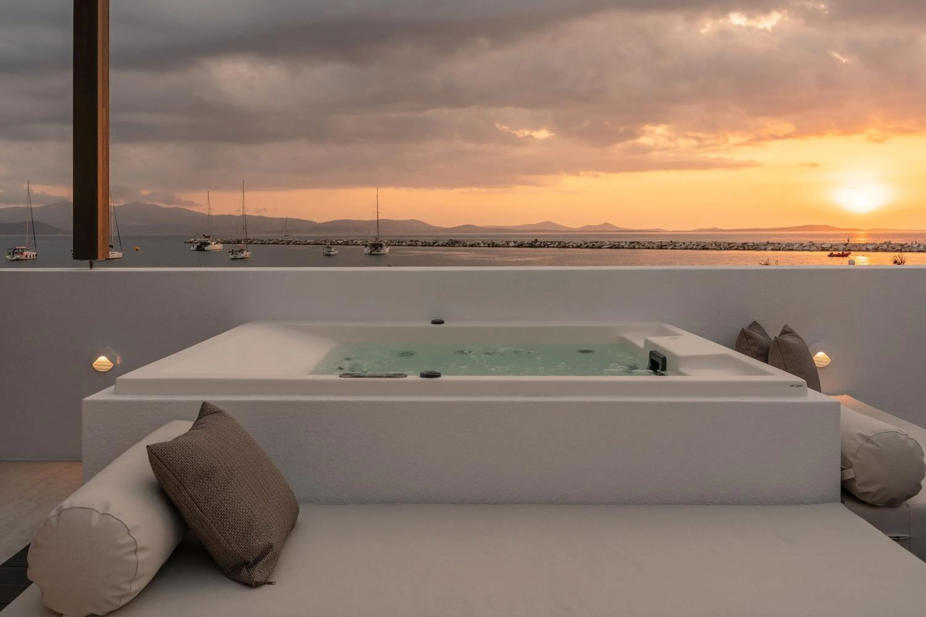 Hot Tub in Naxos Rhyton