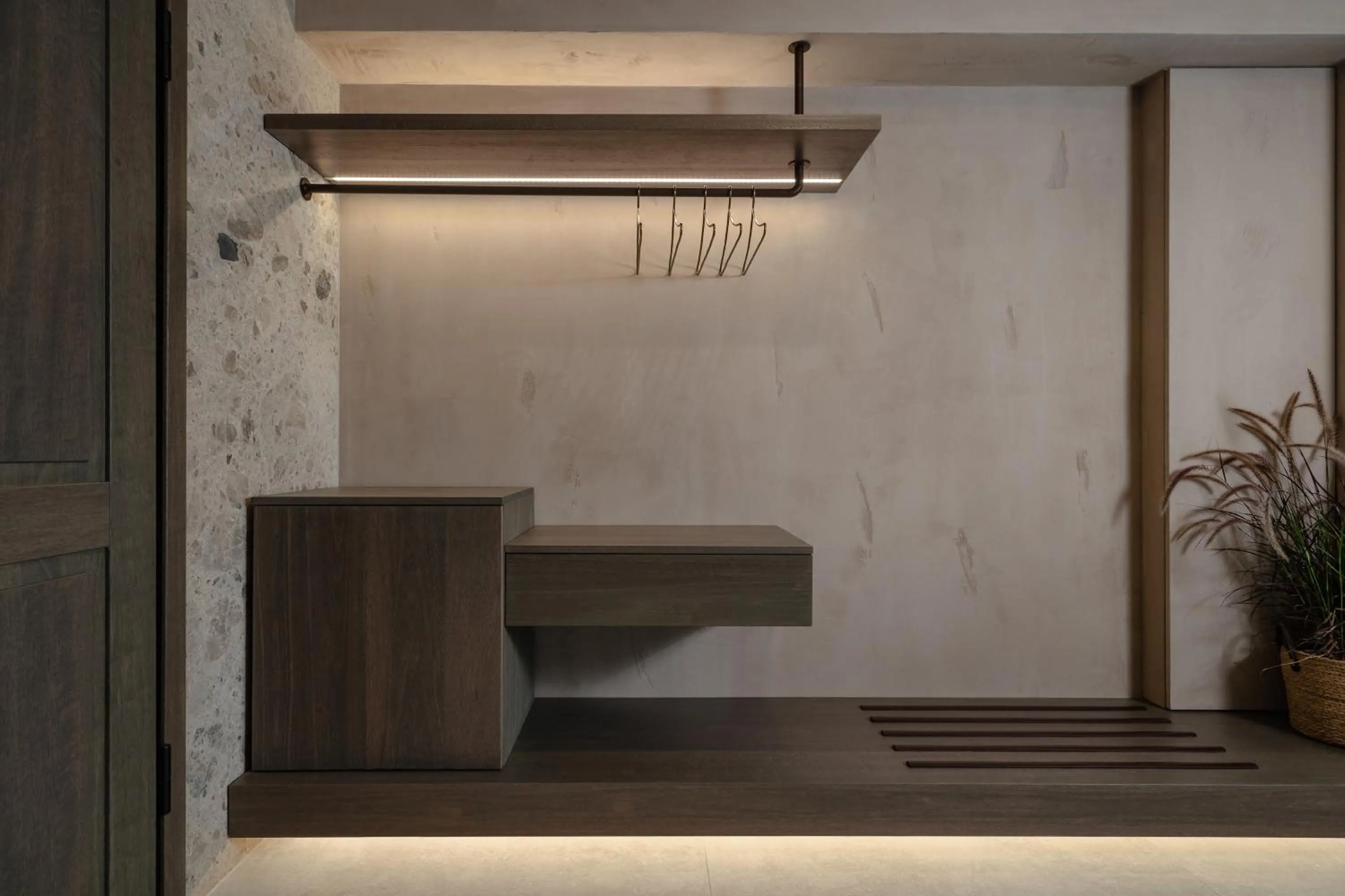 wardrobe in Naxos Rhyton