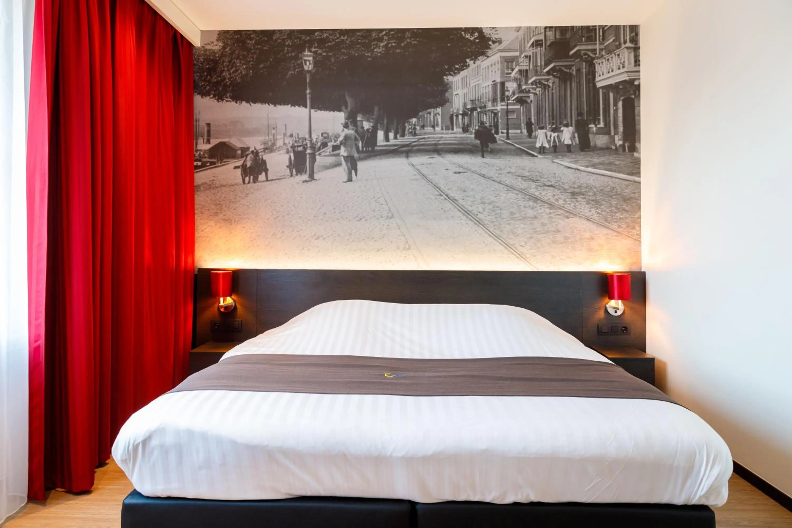 Bedroom, Bed in Bastion Hotel Utrecht
