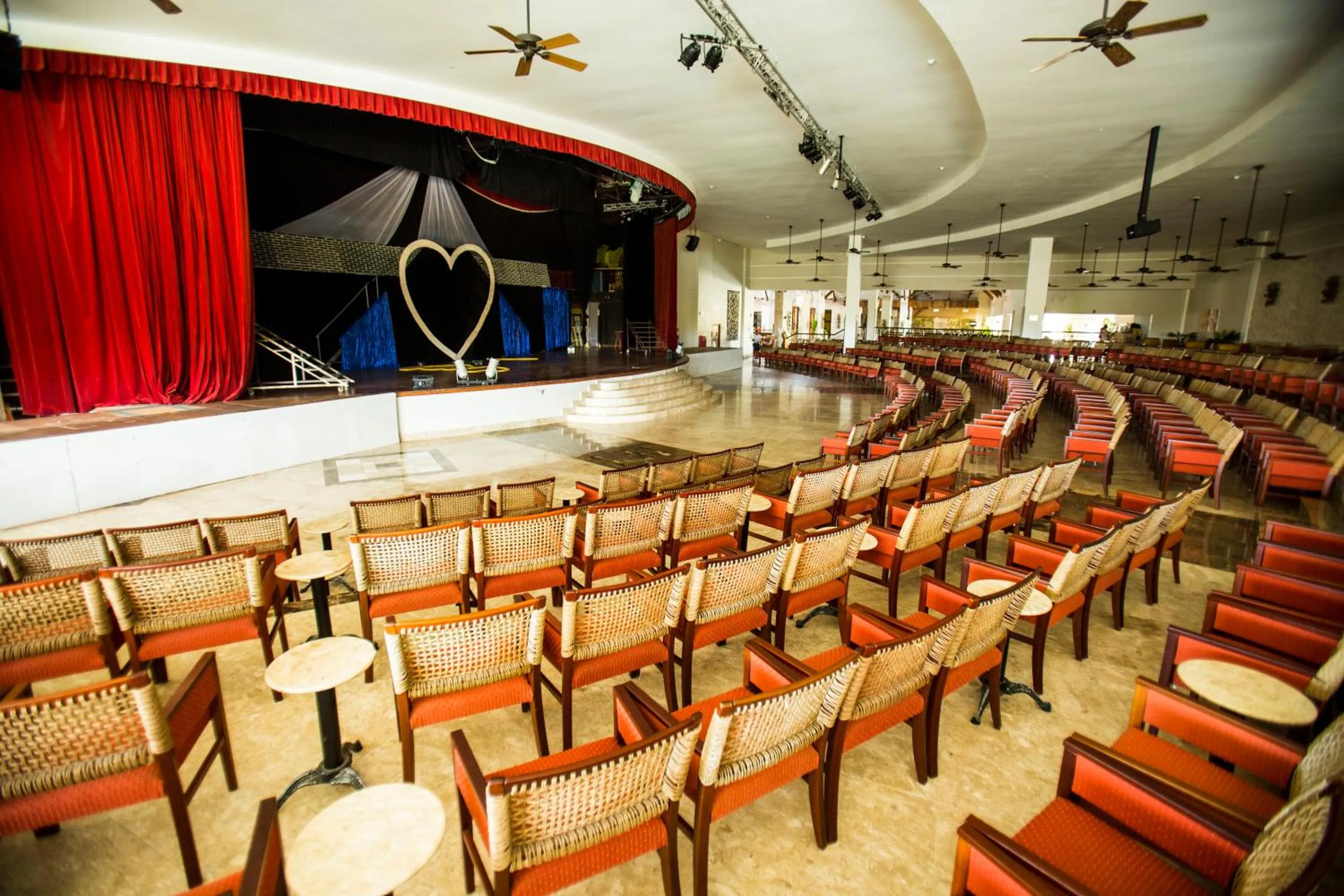 Entertainment in The Signature Level at Grand Palladium Imbassaí Resort & Spa