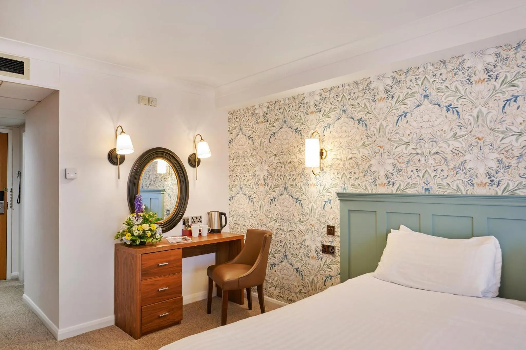 Photo of the whole room, Bed in Milford Hall Salisbury