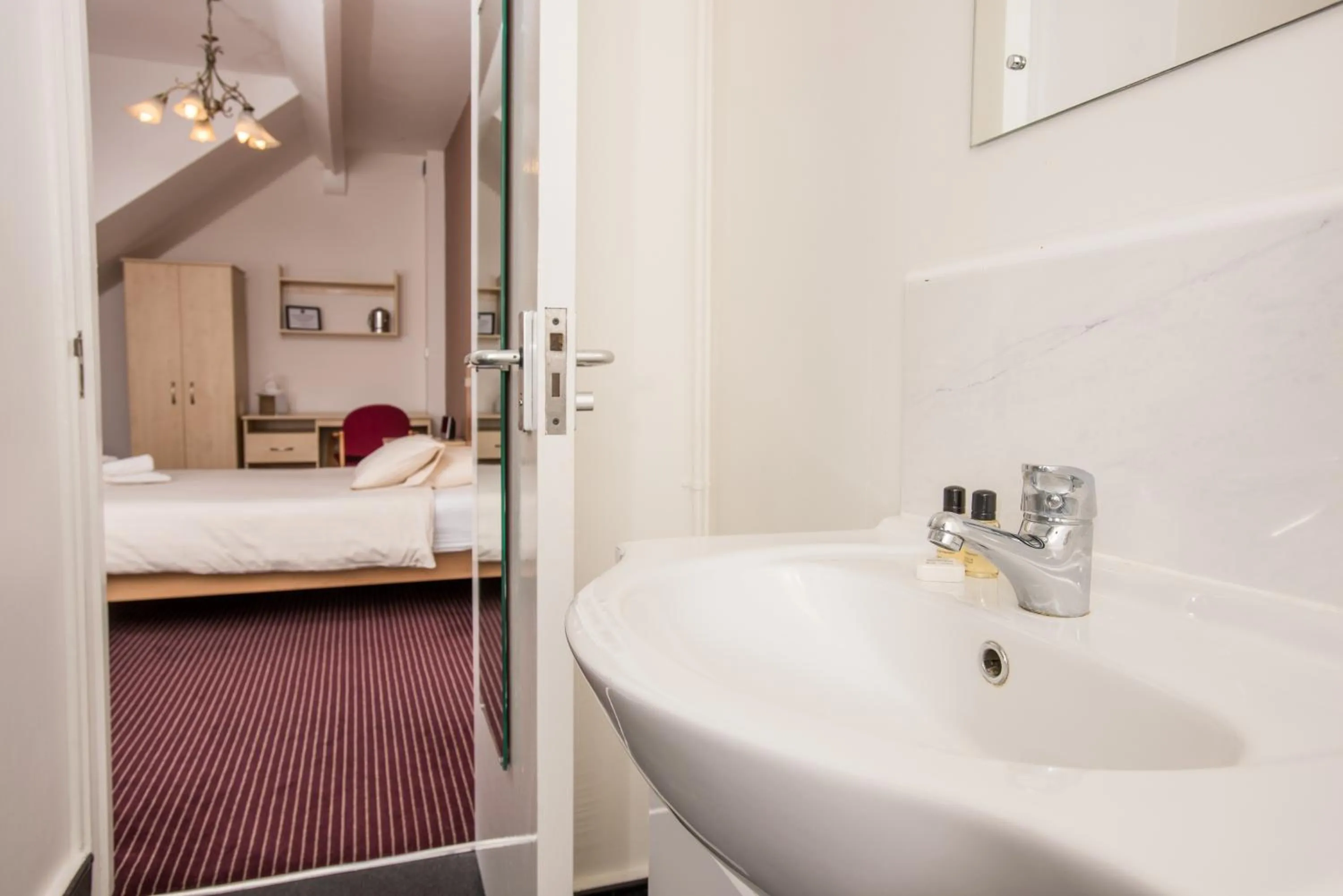 Bathroom, Bed in Rewley House University of Oxford