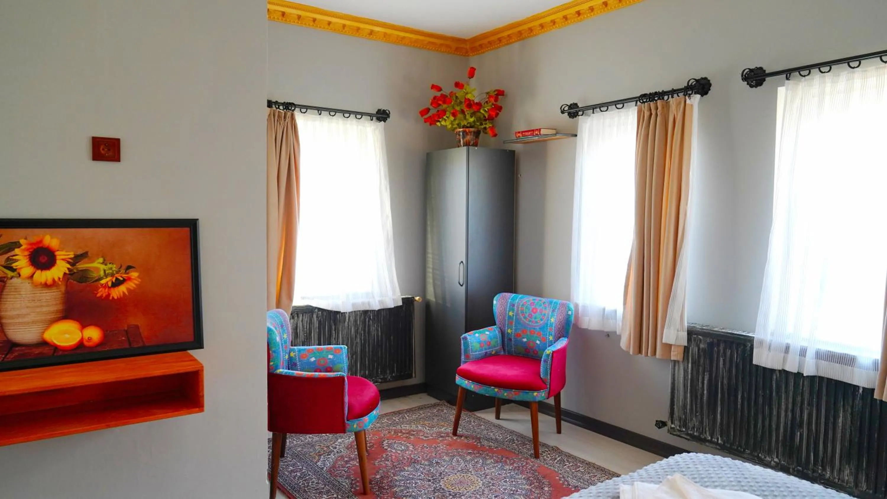 Living room, Bed in Alpha Stone House