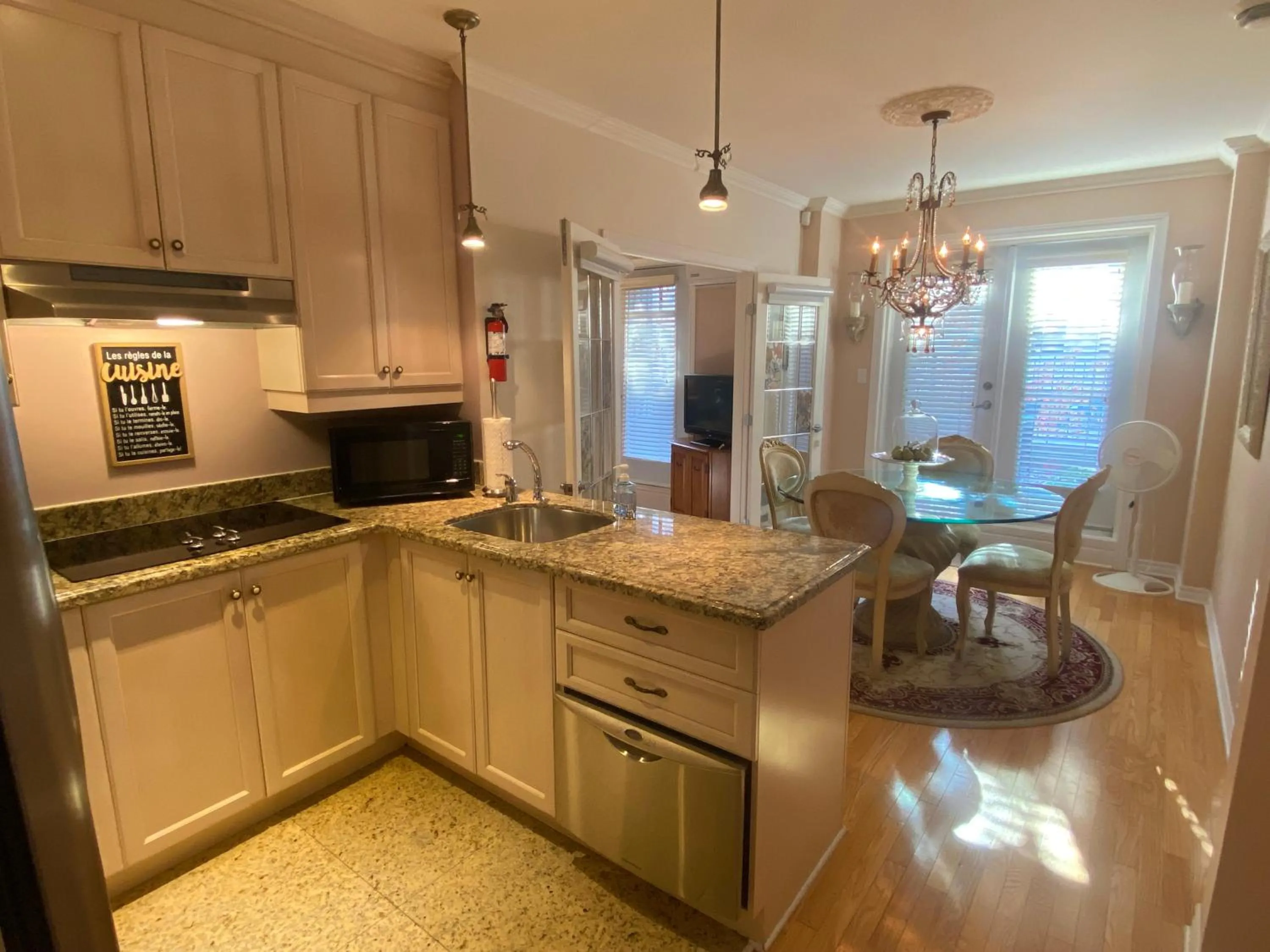 Dining area in ApartHotelMontreal by Les Terrasses Saint Urbain 2225I2