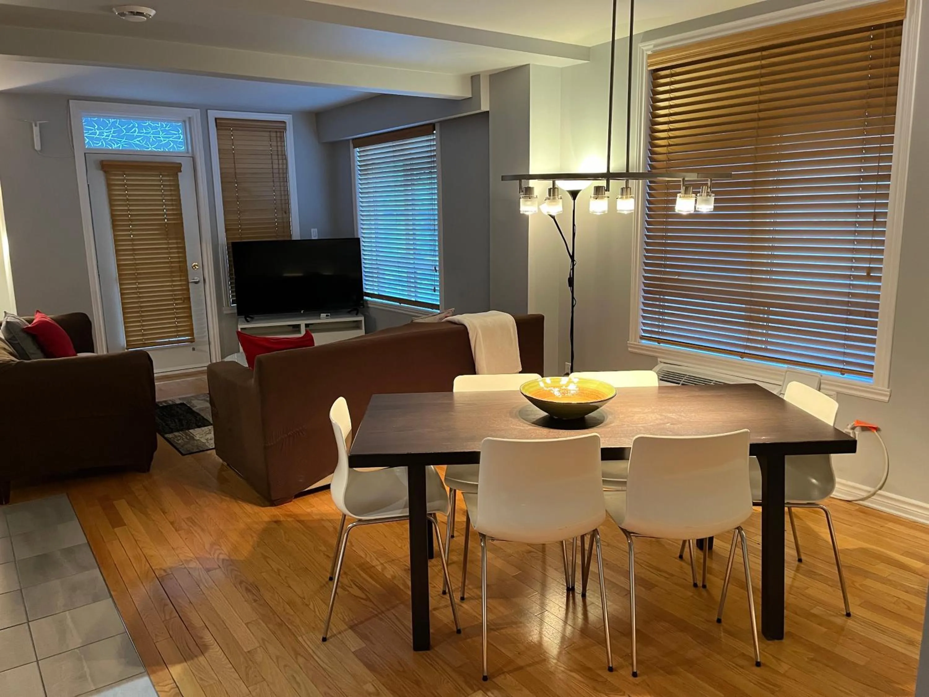 Dining area in ApartHotelMontreal by Les Terrasses Saint Urbain 2225I2