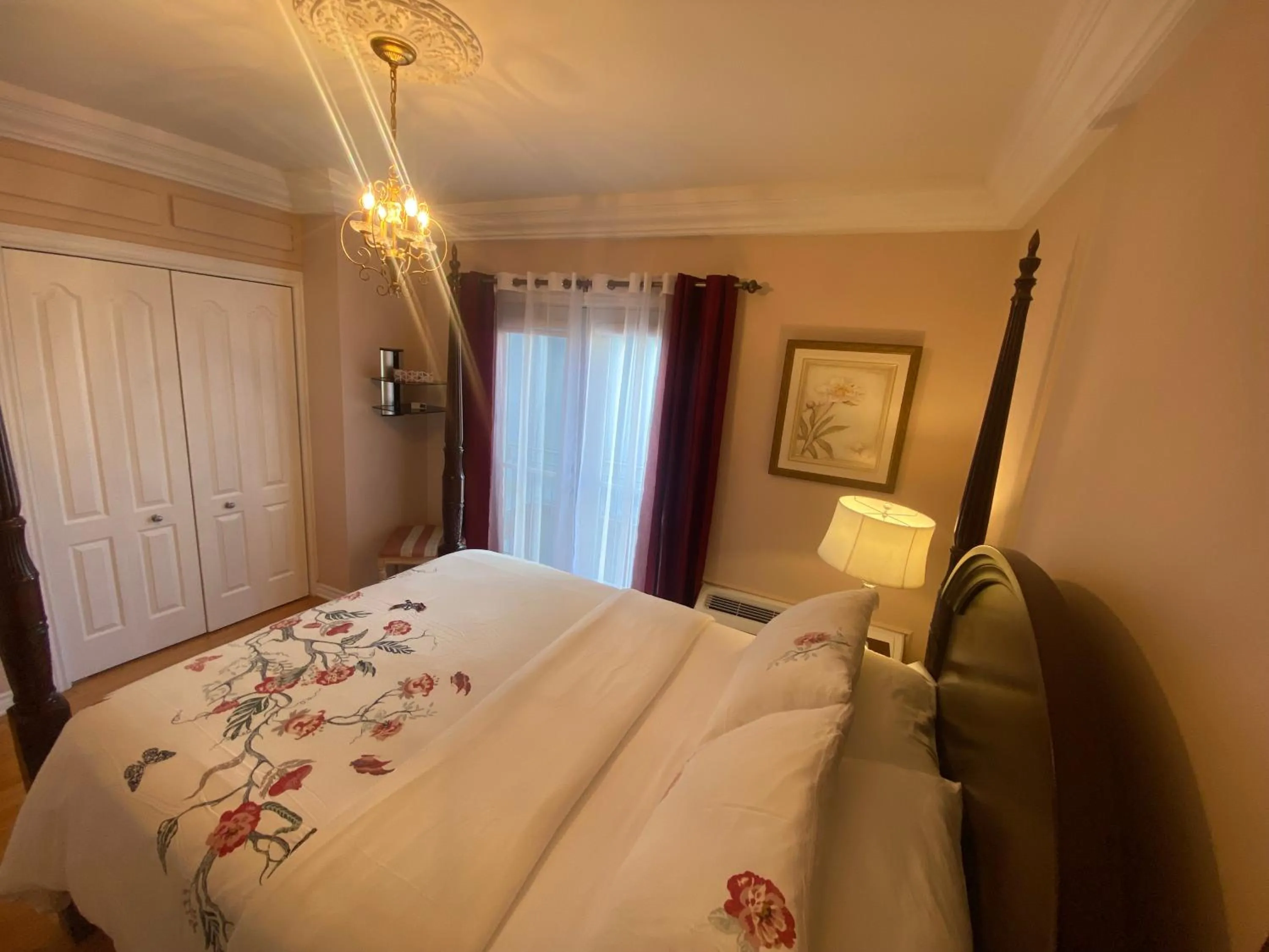 Bed in ApartHotelMontreal by Les Terrasses Saint Urbain 2225I2