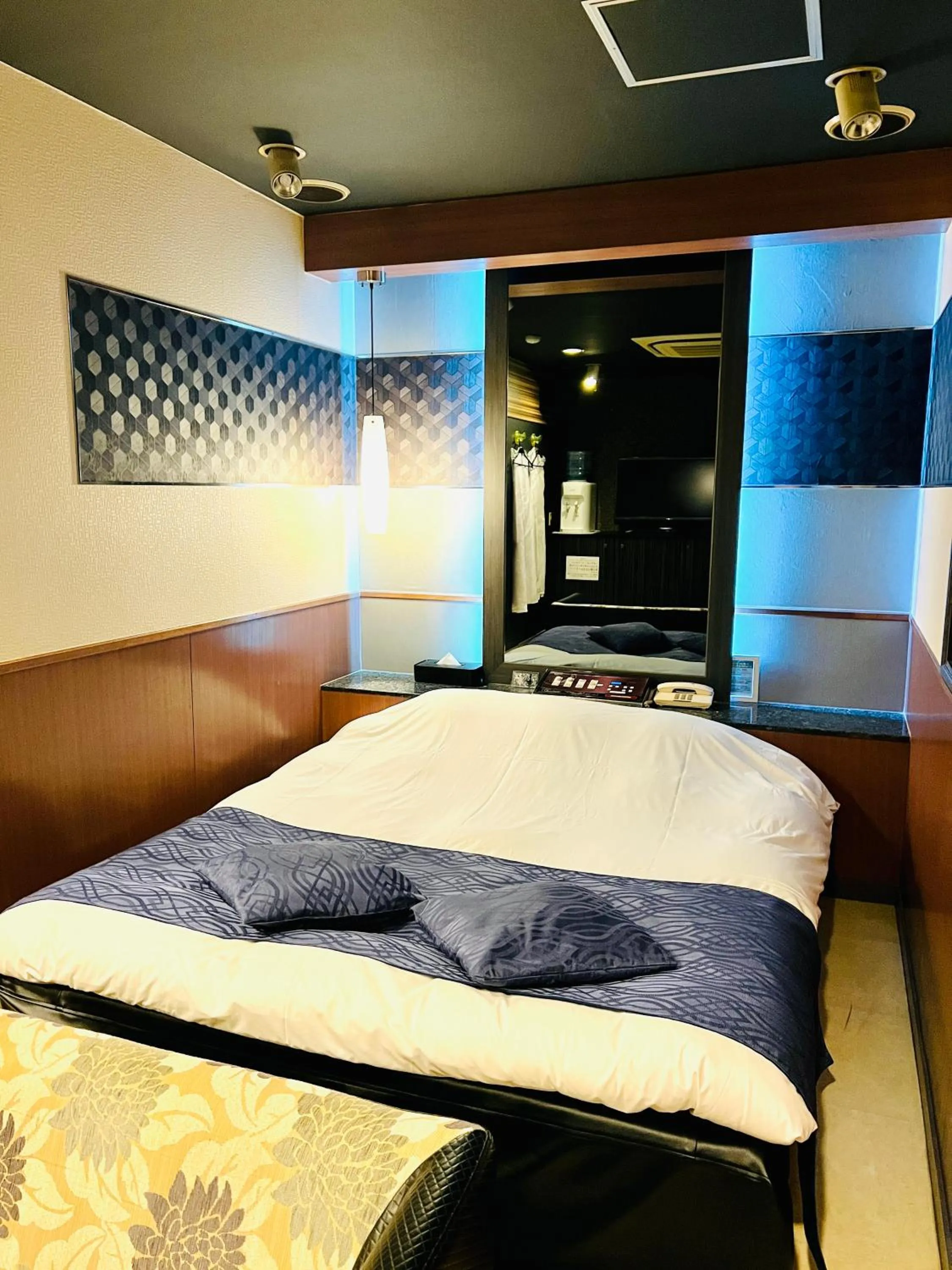 Bed in ホテル CROWN MOTEL