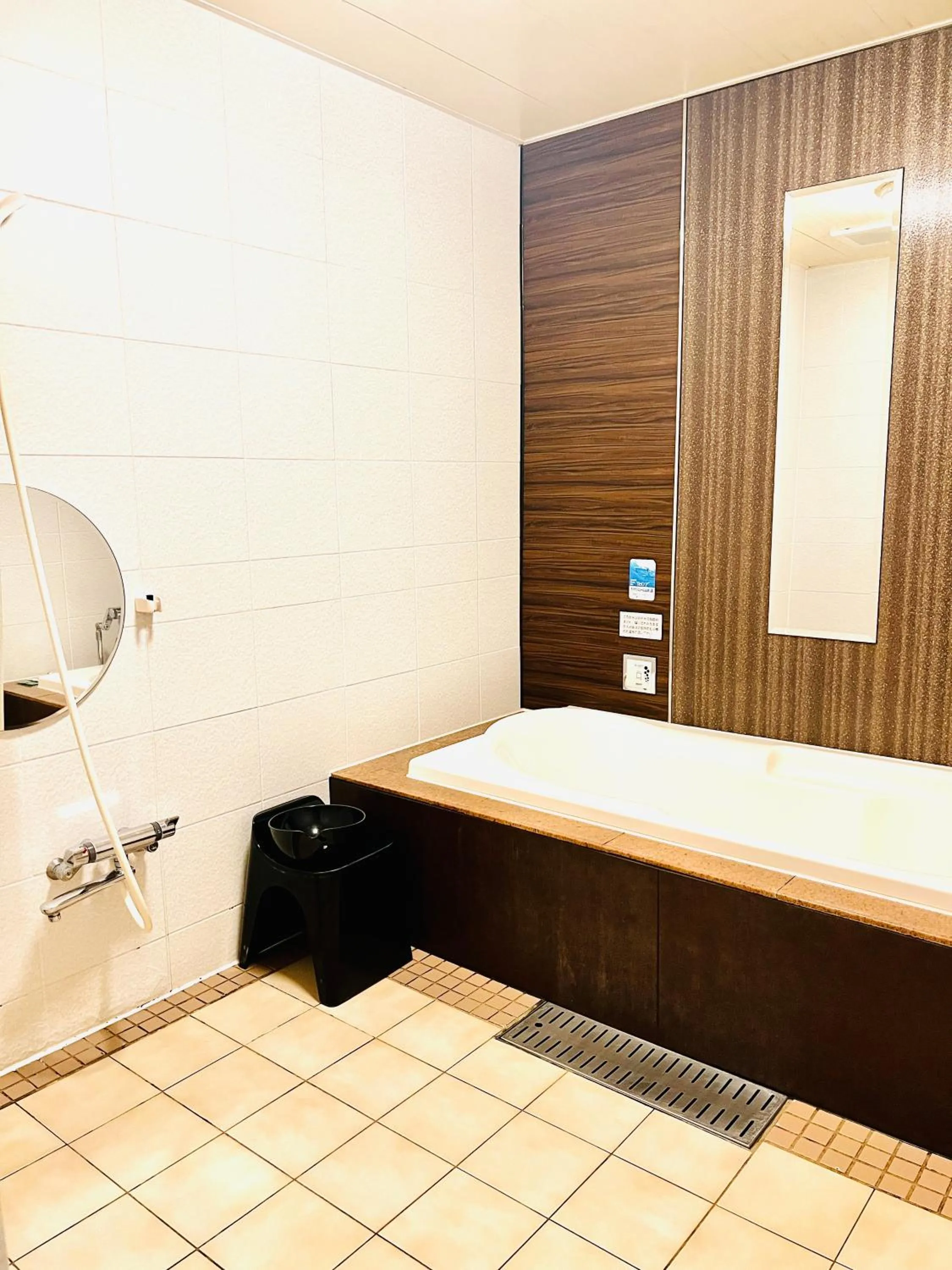 Bathroom, Bed in ホテル CROWN MOTEL