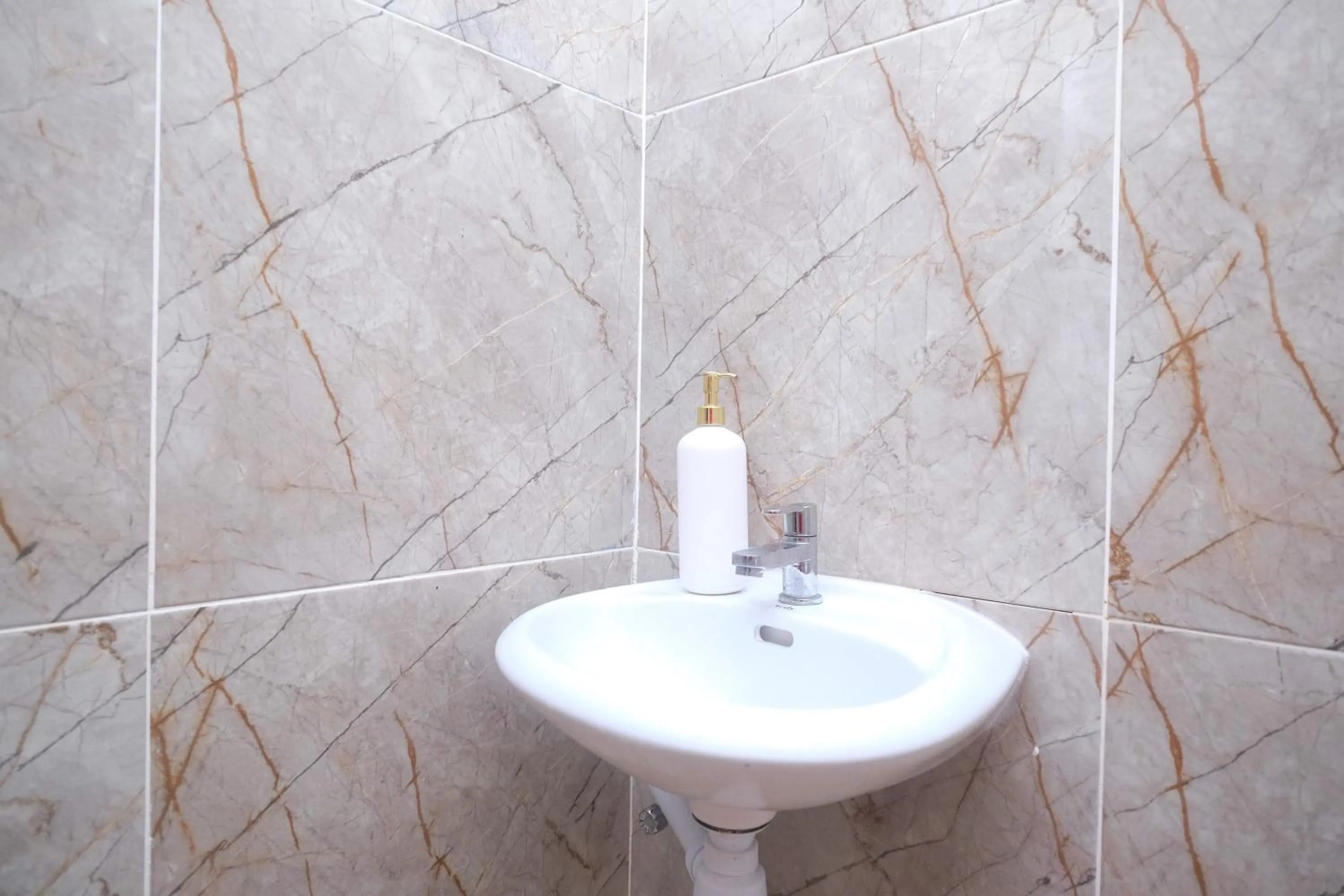 Bathroom in RedDoorz near Tentrem Mall Semarang