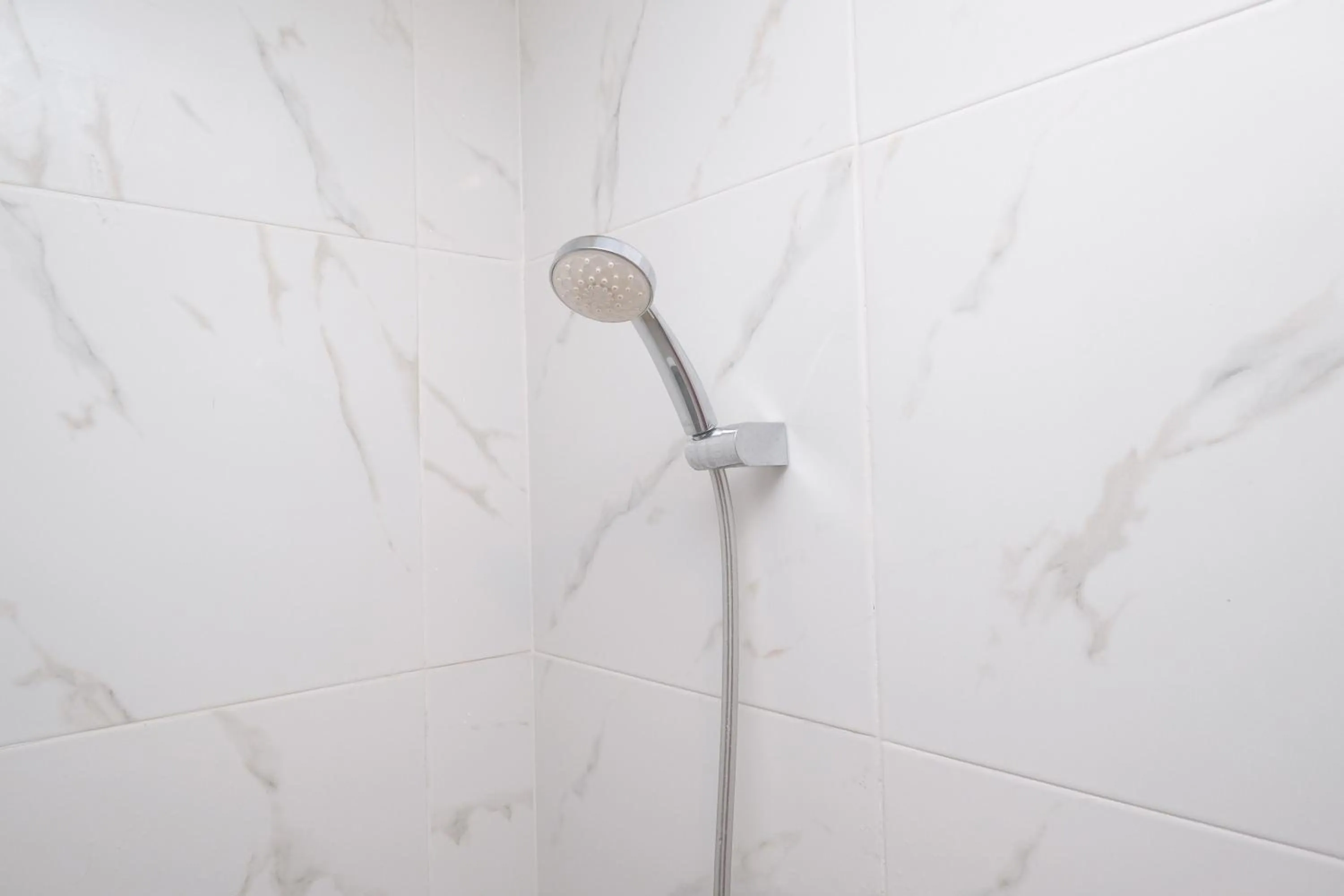 Shower in RedDoorz near Tentrem Mall Semarang