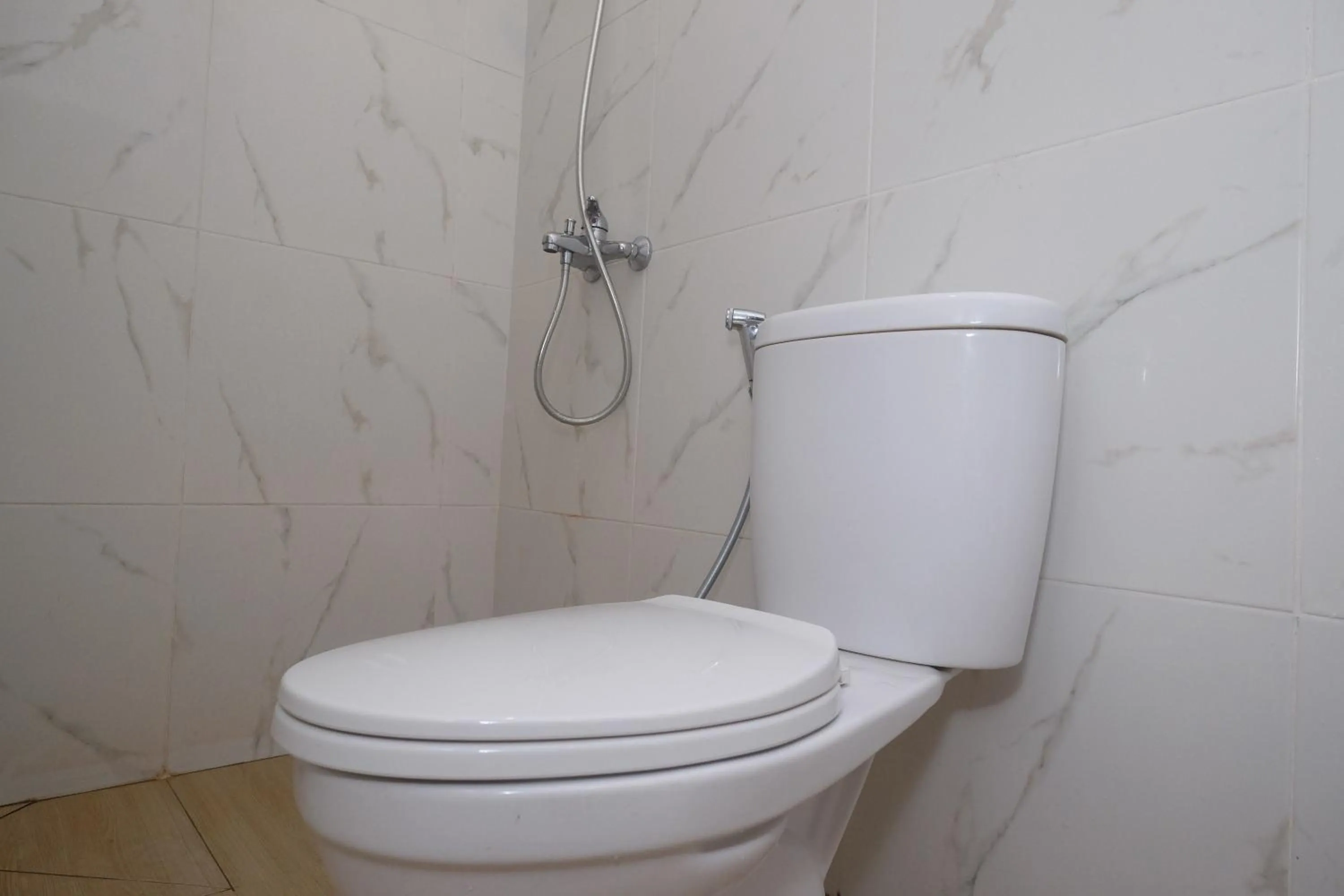 Toilet in RedDoorz near Tentrem Mall Semarang